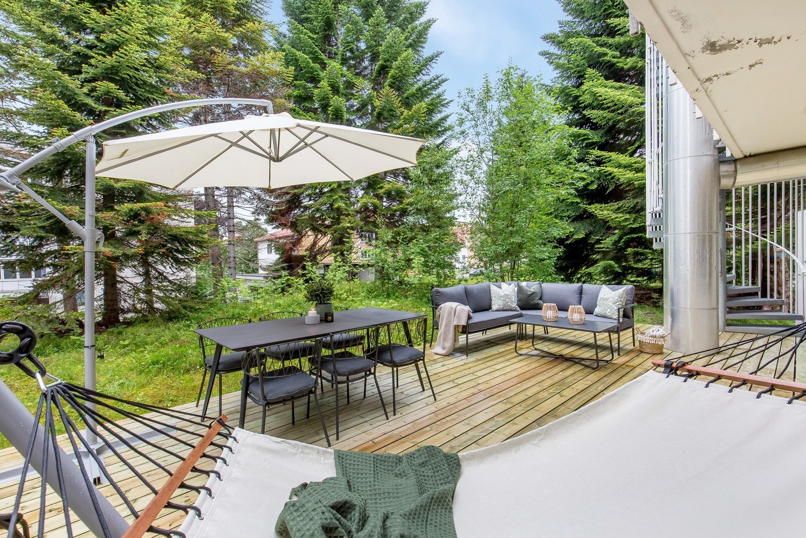 Terrasse. Denne deles med de andre leilighetene i bygget Galleribilde