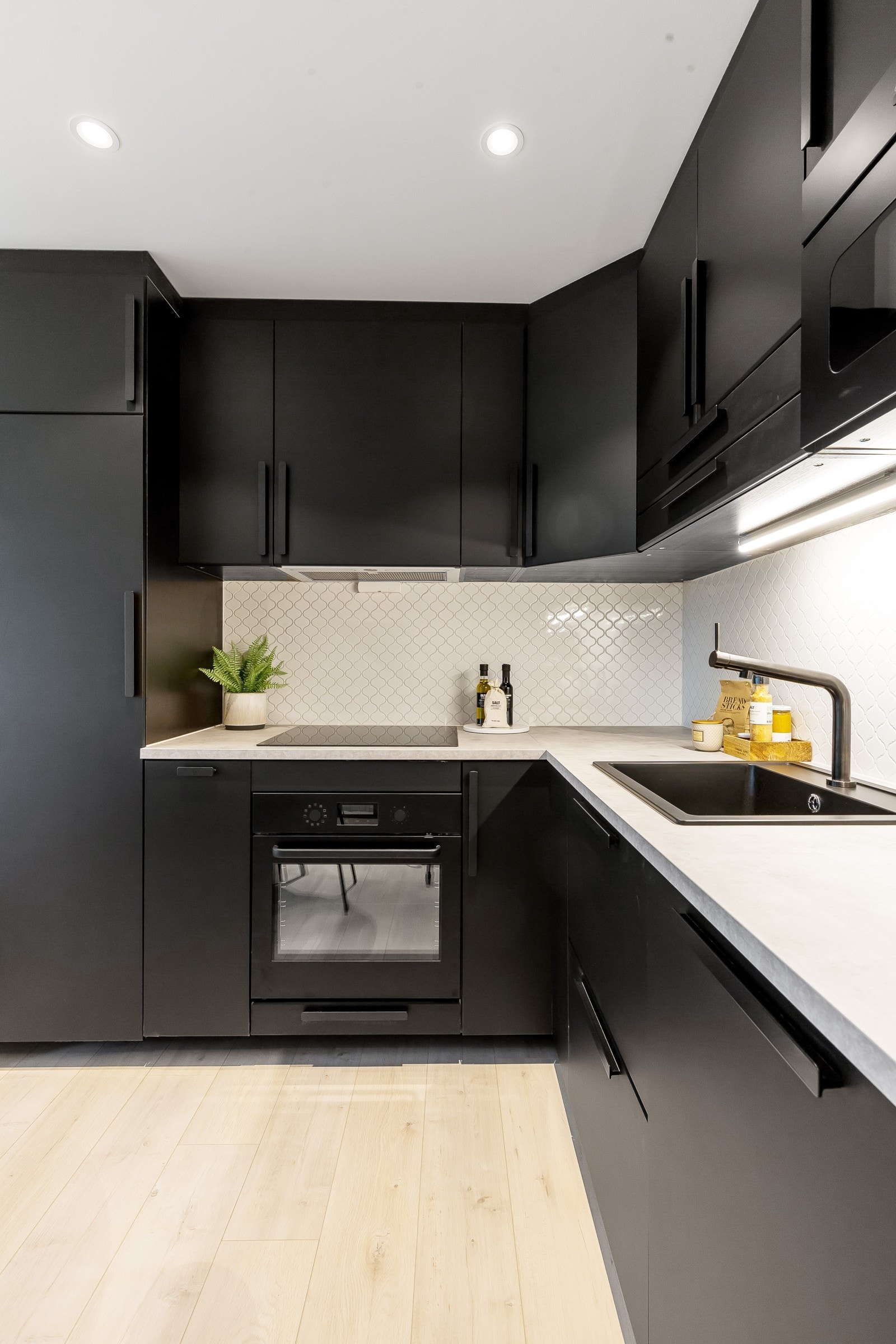 Kjøkkenet leies ut med kjøkkenutstyr, men ikke elektriske apparater Galleribilde