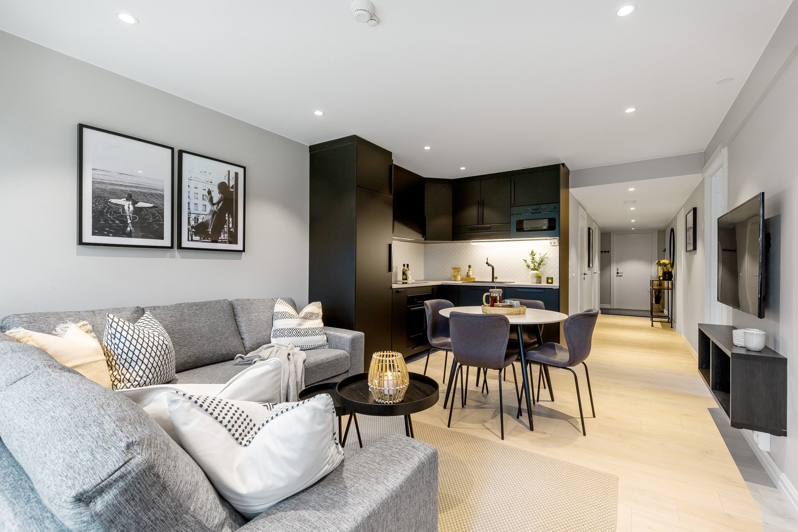 Stue er møblert med sofakrok, tv, og spisebord Galleribilde