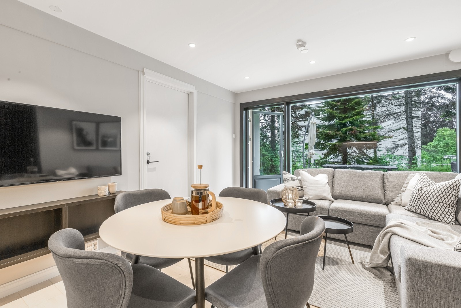 Fra stue er det utgang til stor terrasse med utemøblement Galleribilde