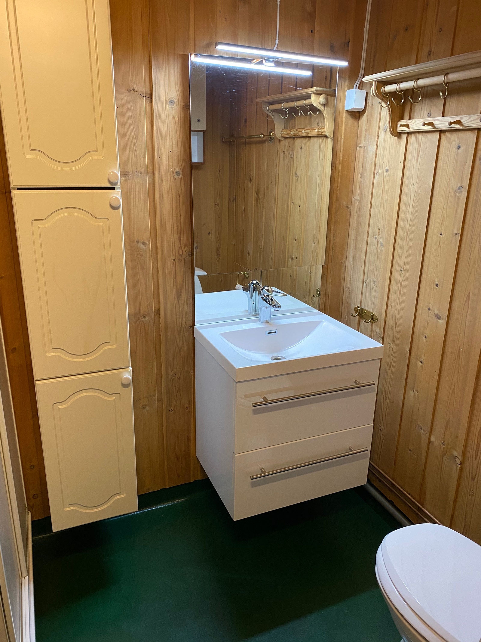 Bad med vaskemaskin Galleribilde