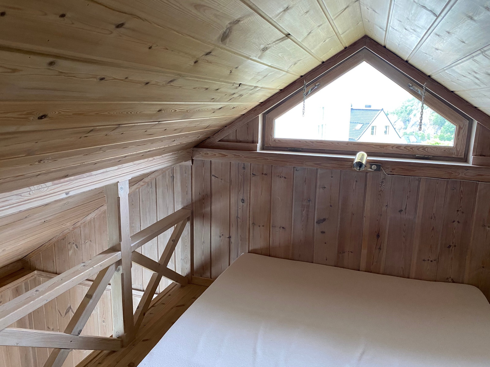 Hems/soverom med vindu Galleribilde