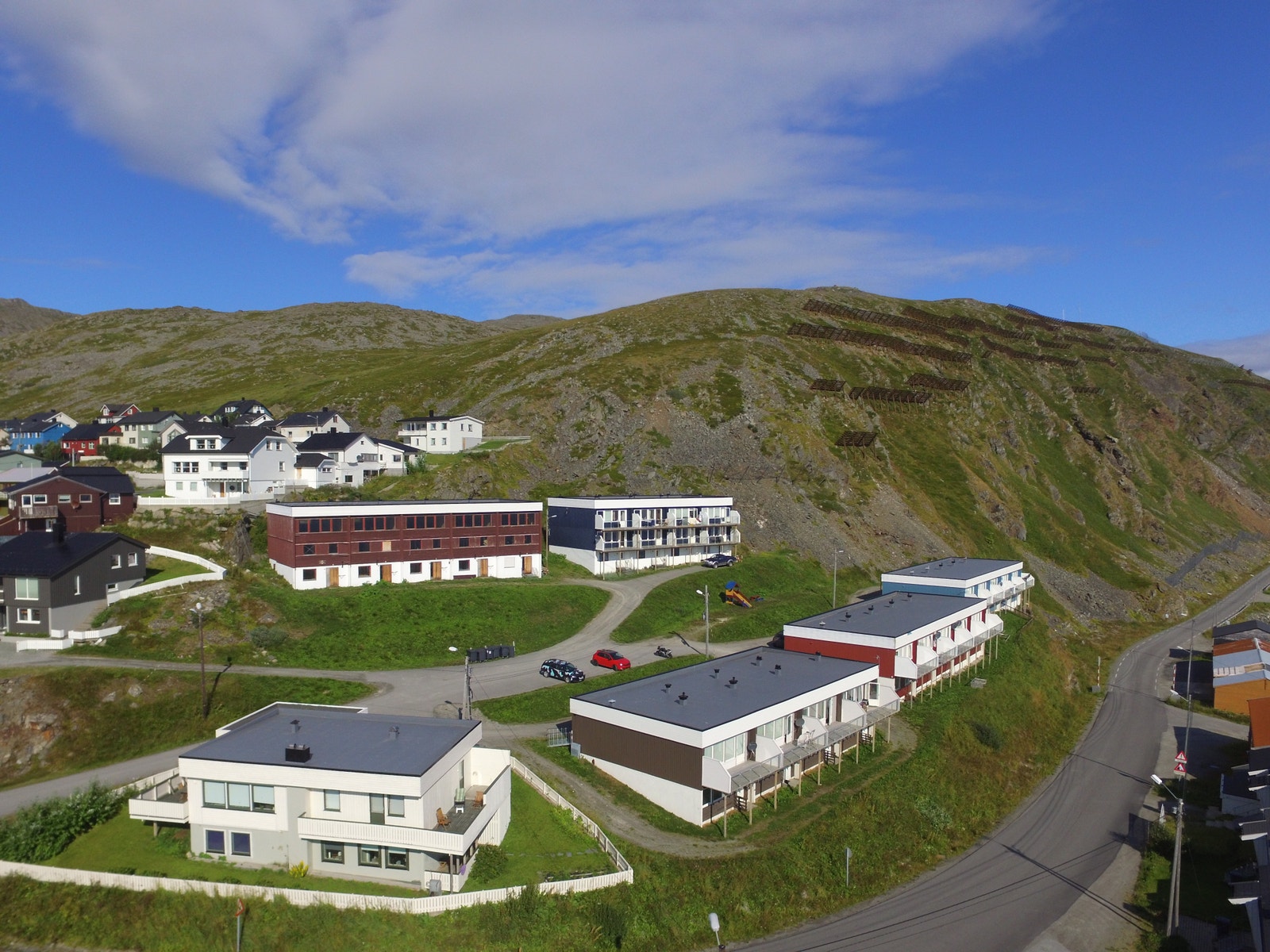 Oversiktsbilde av Hjellplassen. 2-10 er det brune bygget oppe til venstre Galleribilde