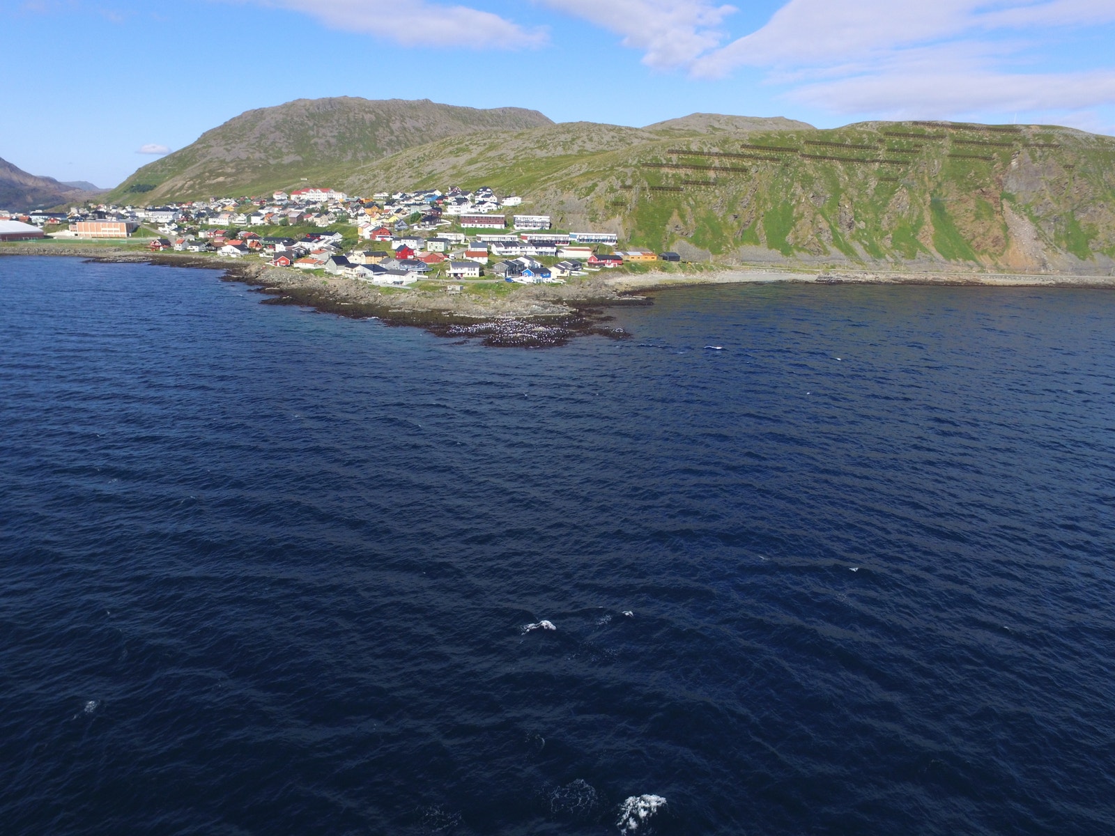 Hjellplassen, beliggenhet sett fra sjøen. Galleribilde