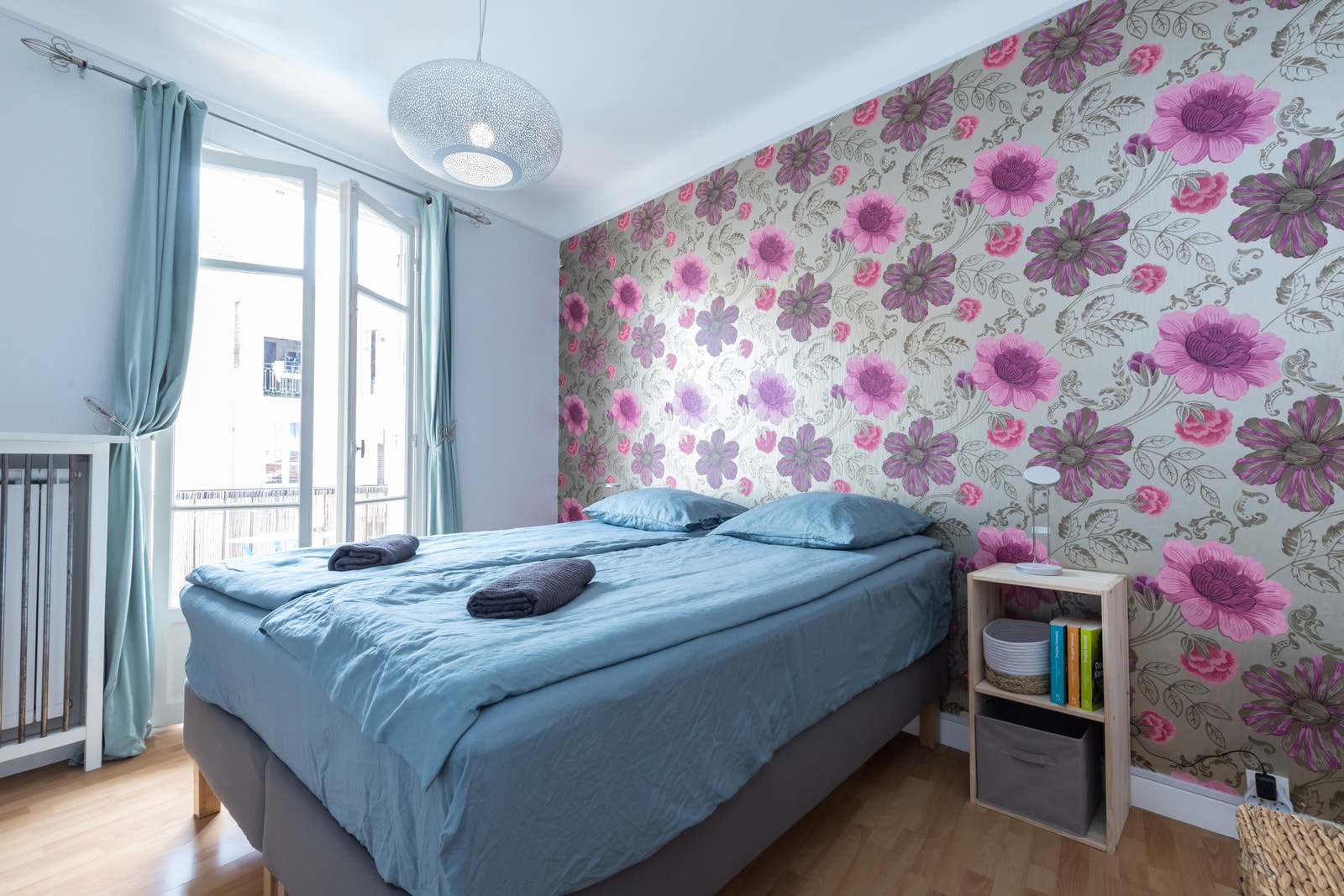 Utgang til balkong med morgensol fra det ene soverommet Galleribilde