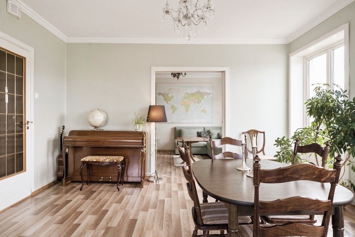 God plass til sofa, spisbord og tv-krok. Galleribilde