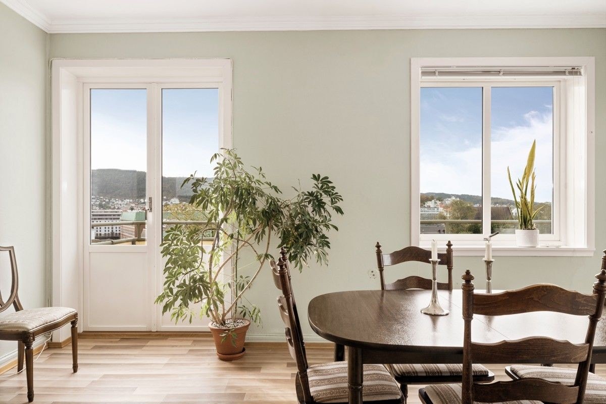 Stor stue med direkte utgang til balkong med gode solforhold og utsikt. Galleribilde