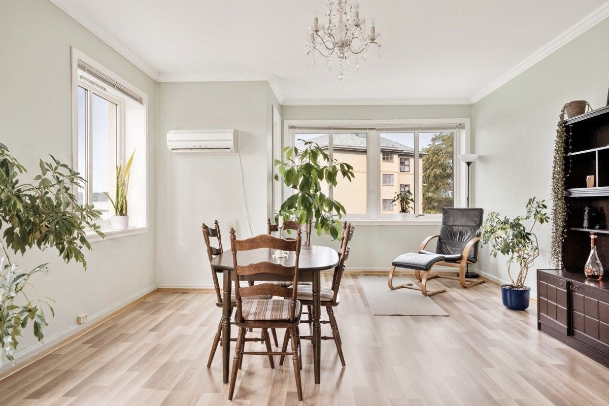 God plass til sofa, spisbord og tv-krok. Galleribilde