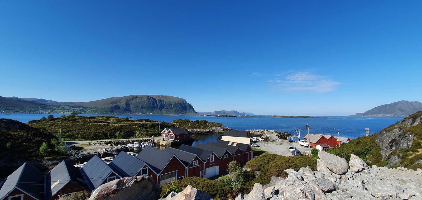 Utsikt mot Herøyfjorden og flåvær Galleribilde