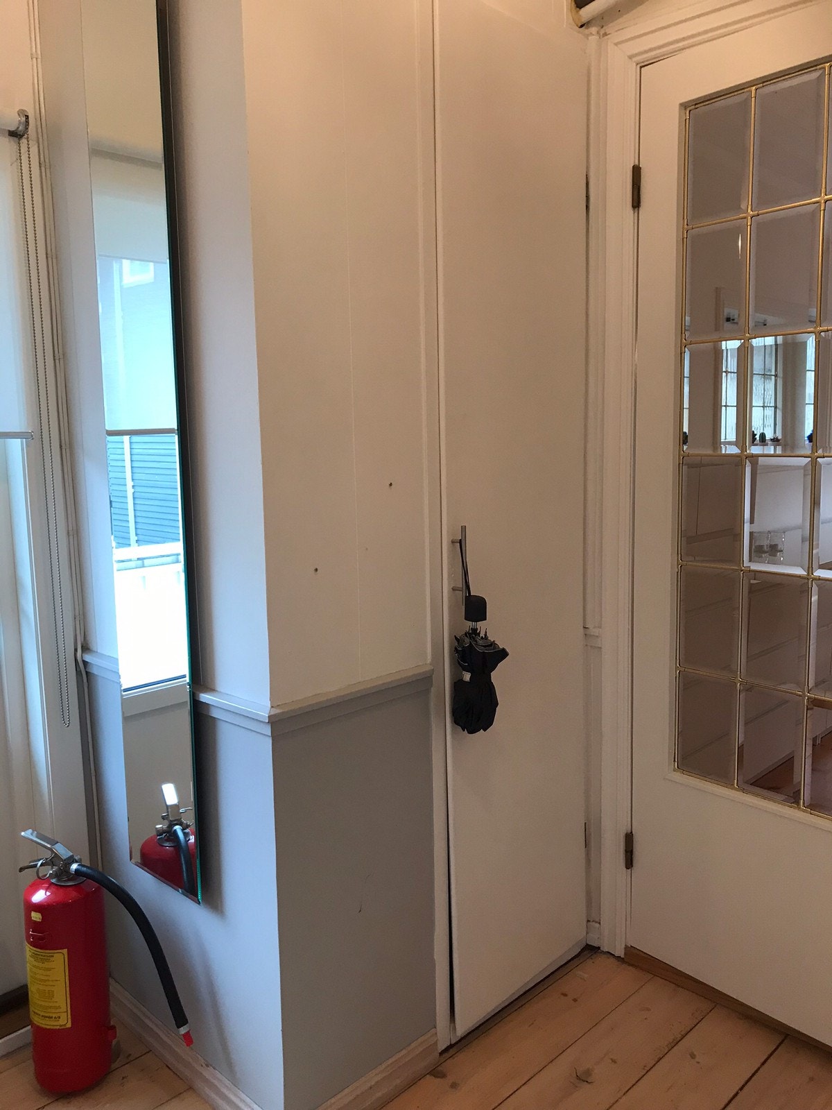 Entre hovedetasje: med innebygd garderobeskap Galleribilde