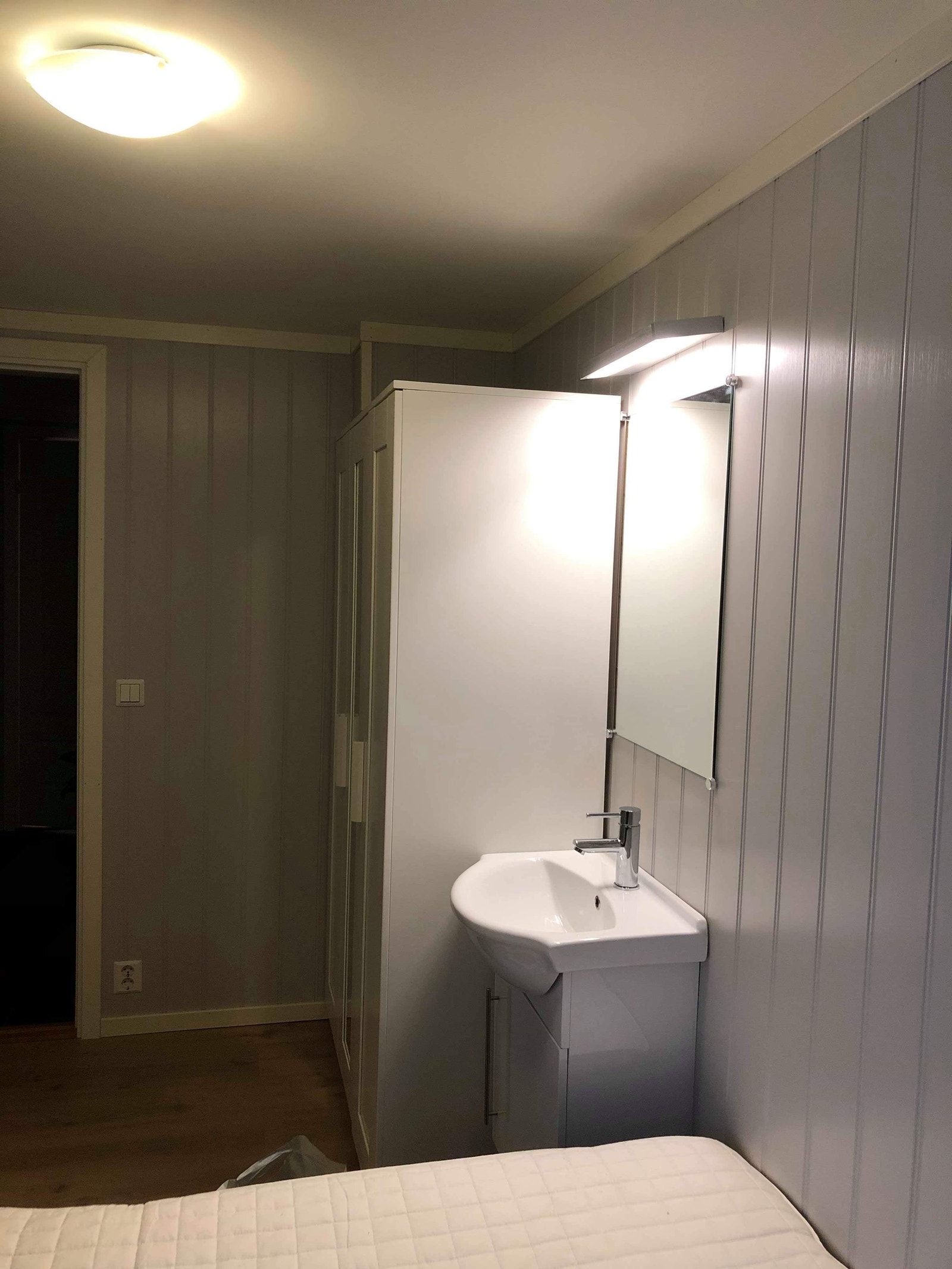Soverom vest med egen vask Galleribilde