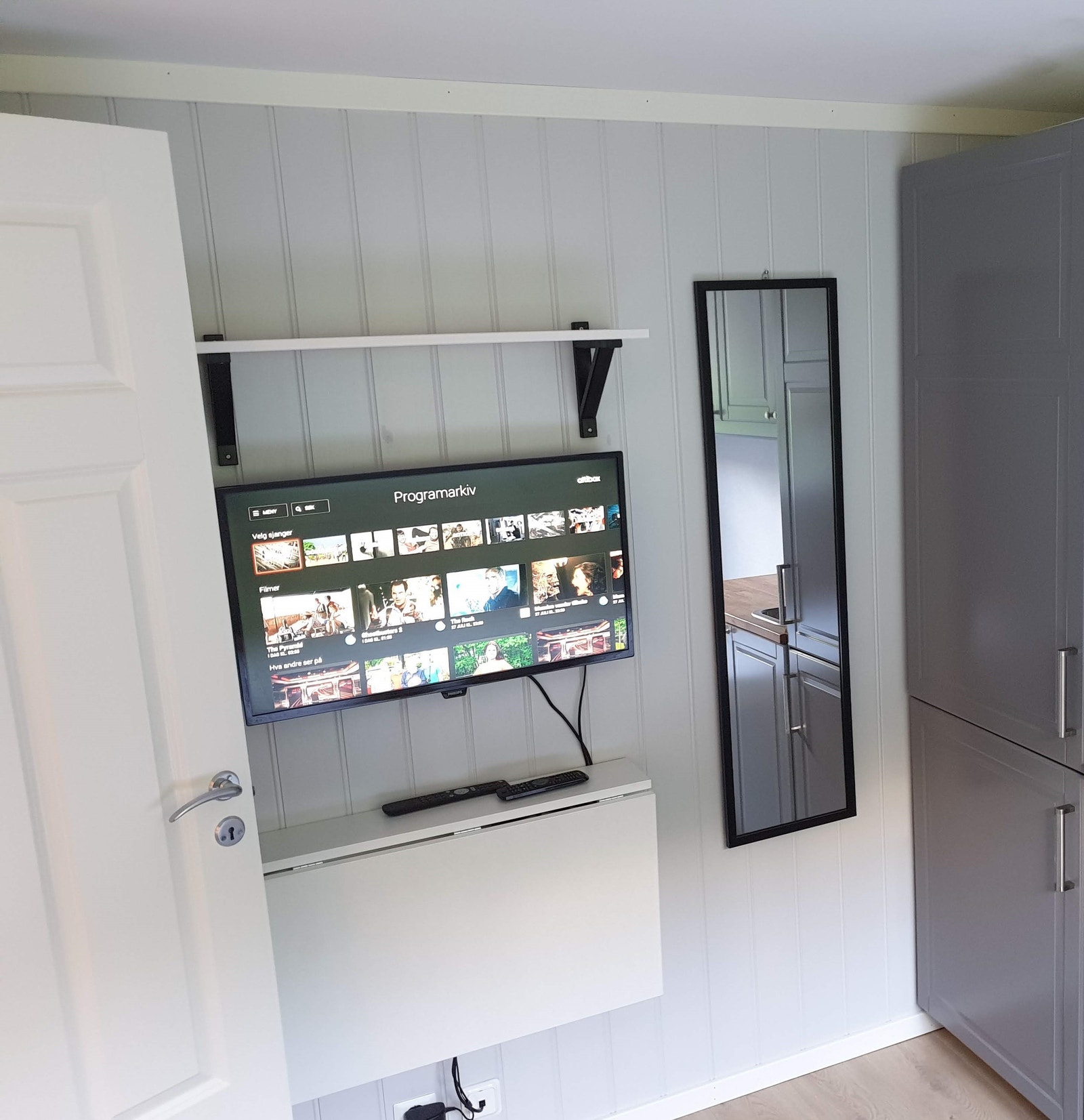 Soverom nordvest med egen vask og TV. Galleribilde