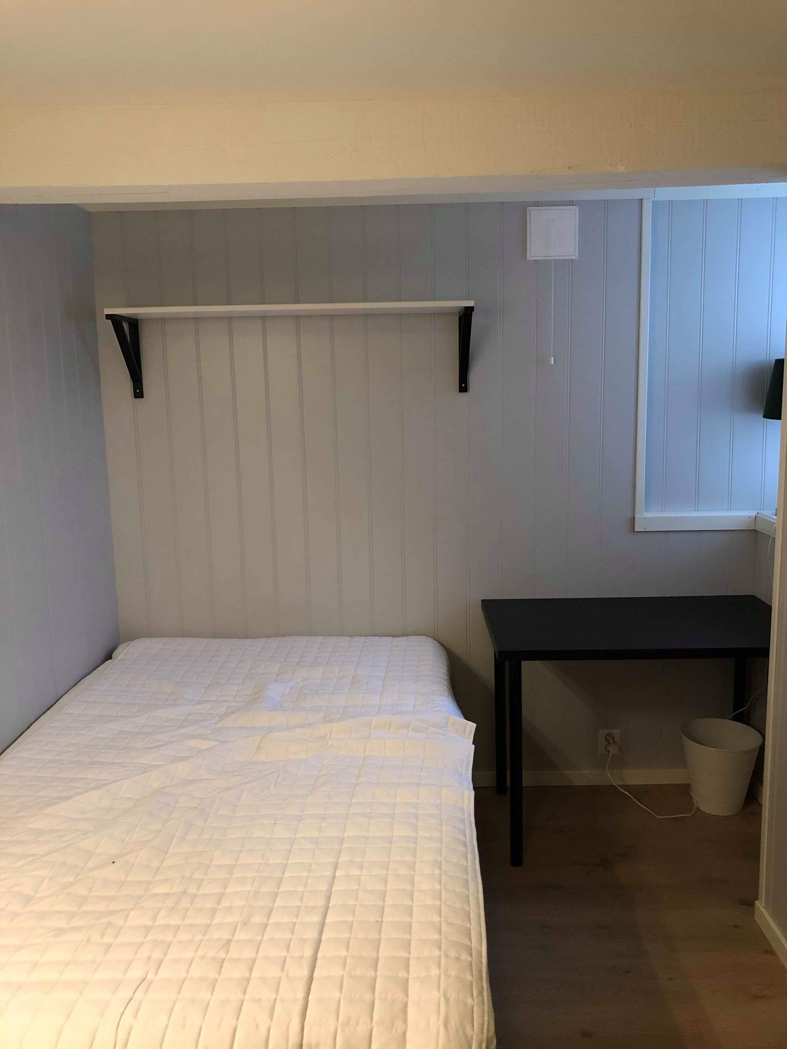 Soverom vest med egen vask. Pult på rommet. Galleribilde