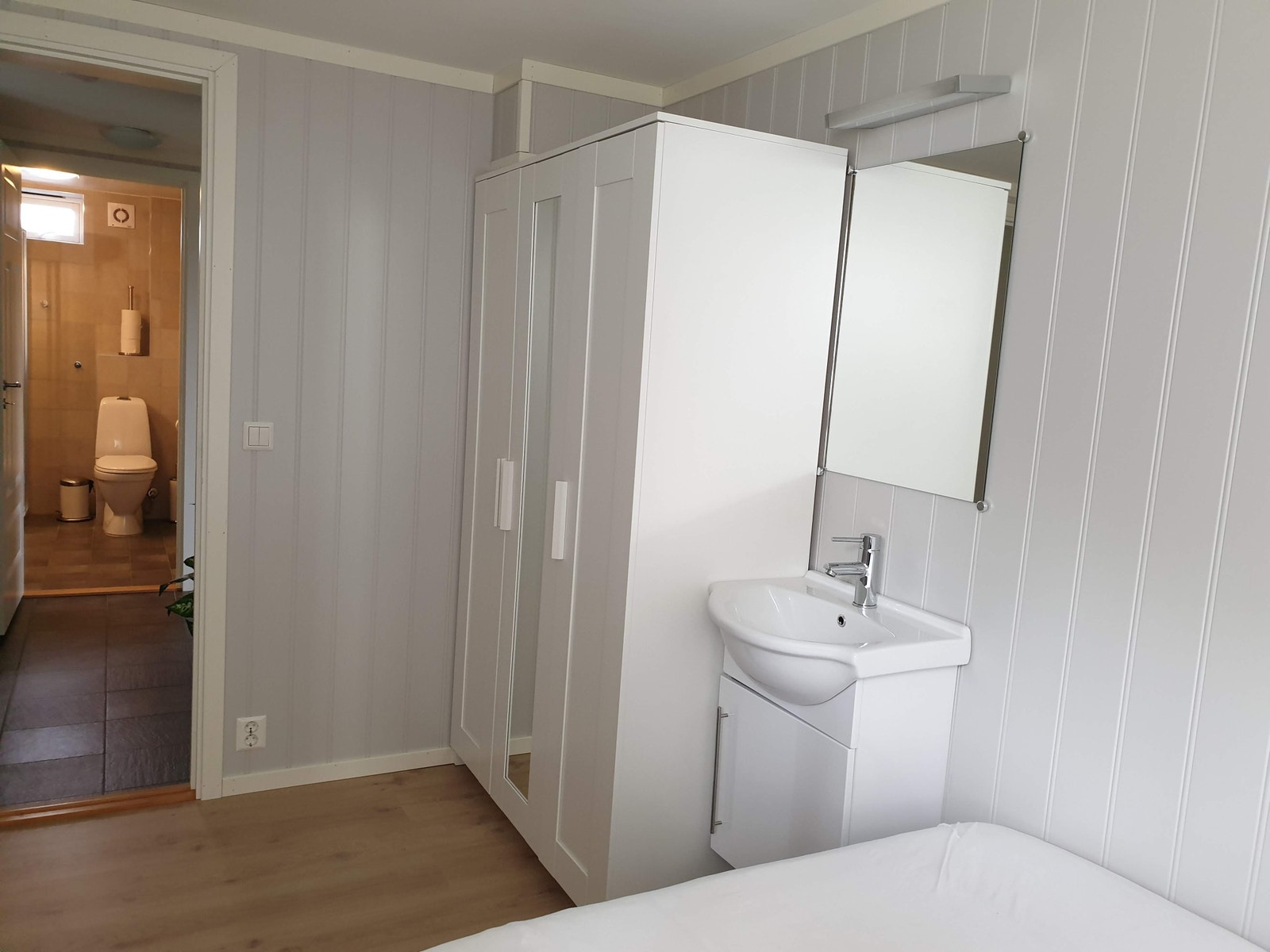 Soverom vest - skap Galleribilde