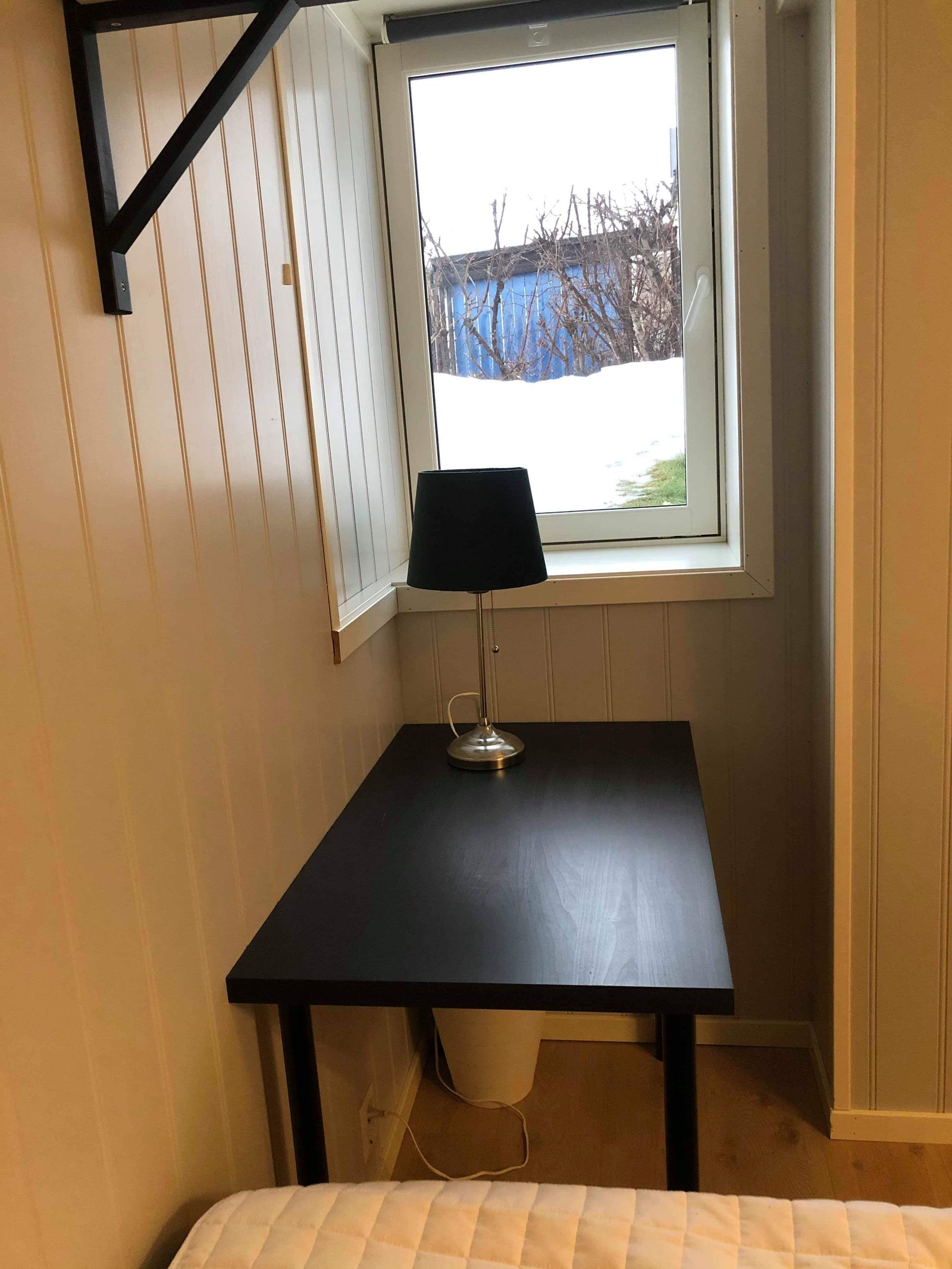 Soverom vest, vindu og pult Galleribilde