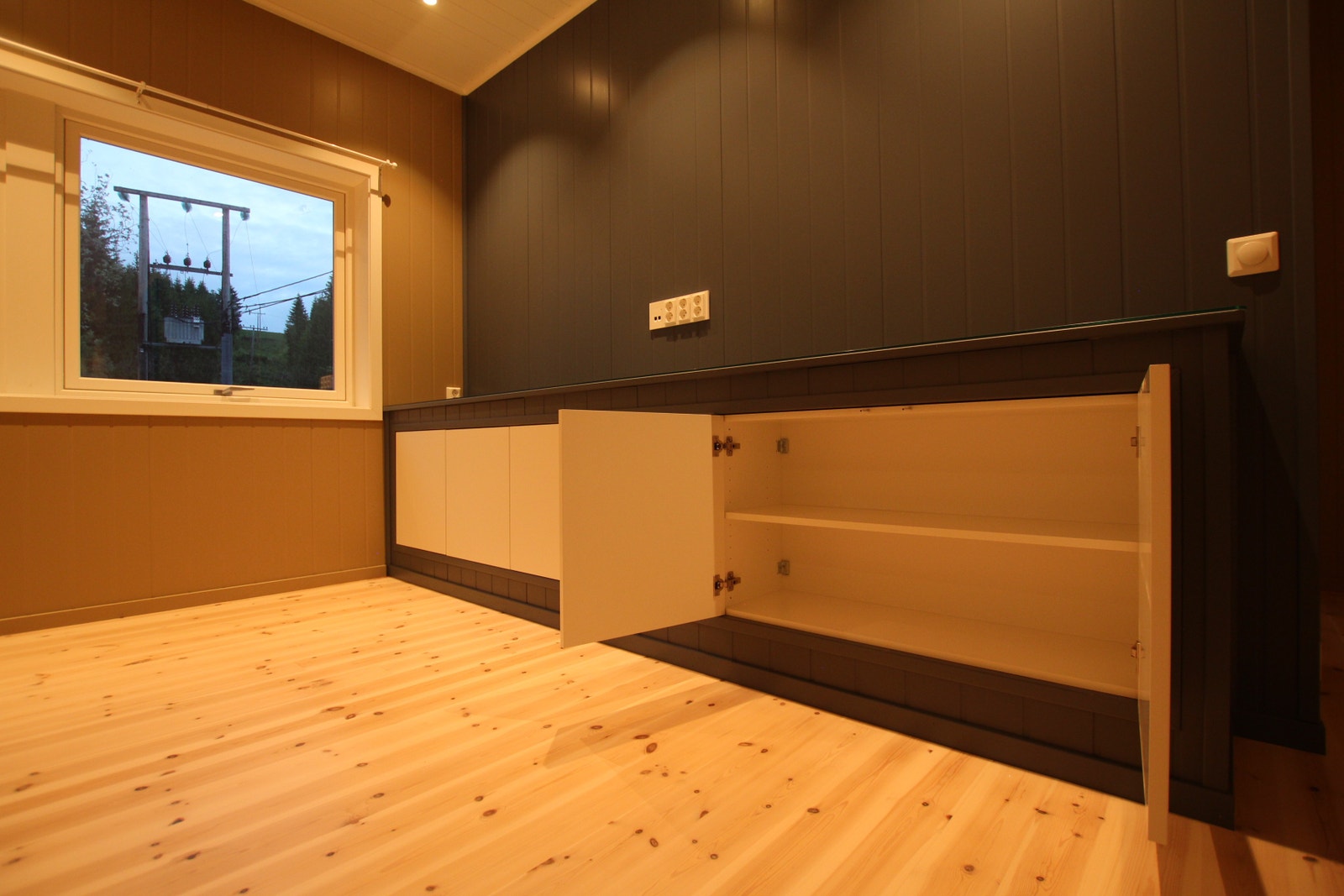 Tv-benk med 6 innbygde Foss skap Galleribilde