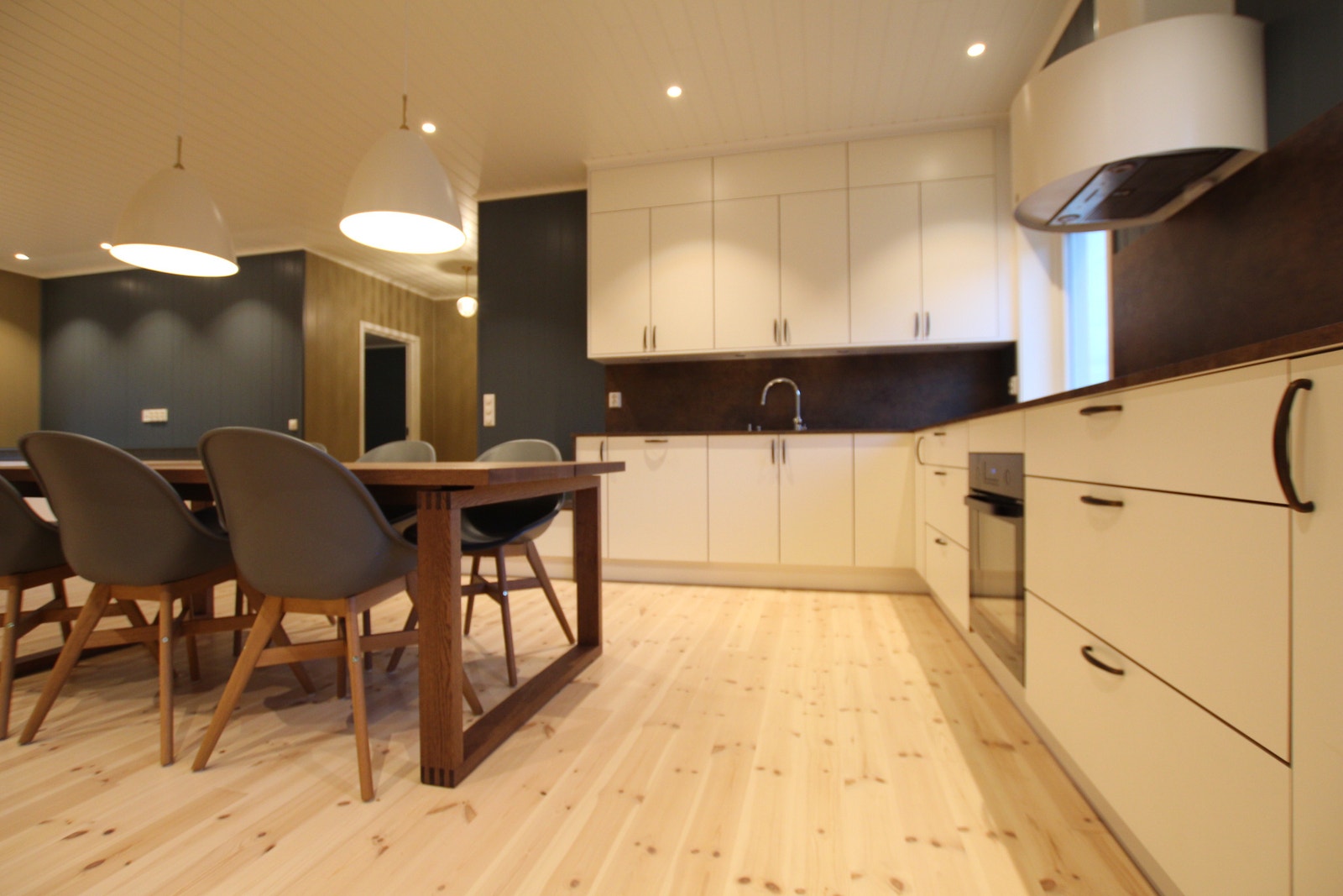 Fossline kjøkken / Matt hvit og Eik Galleribilde