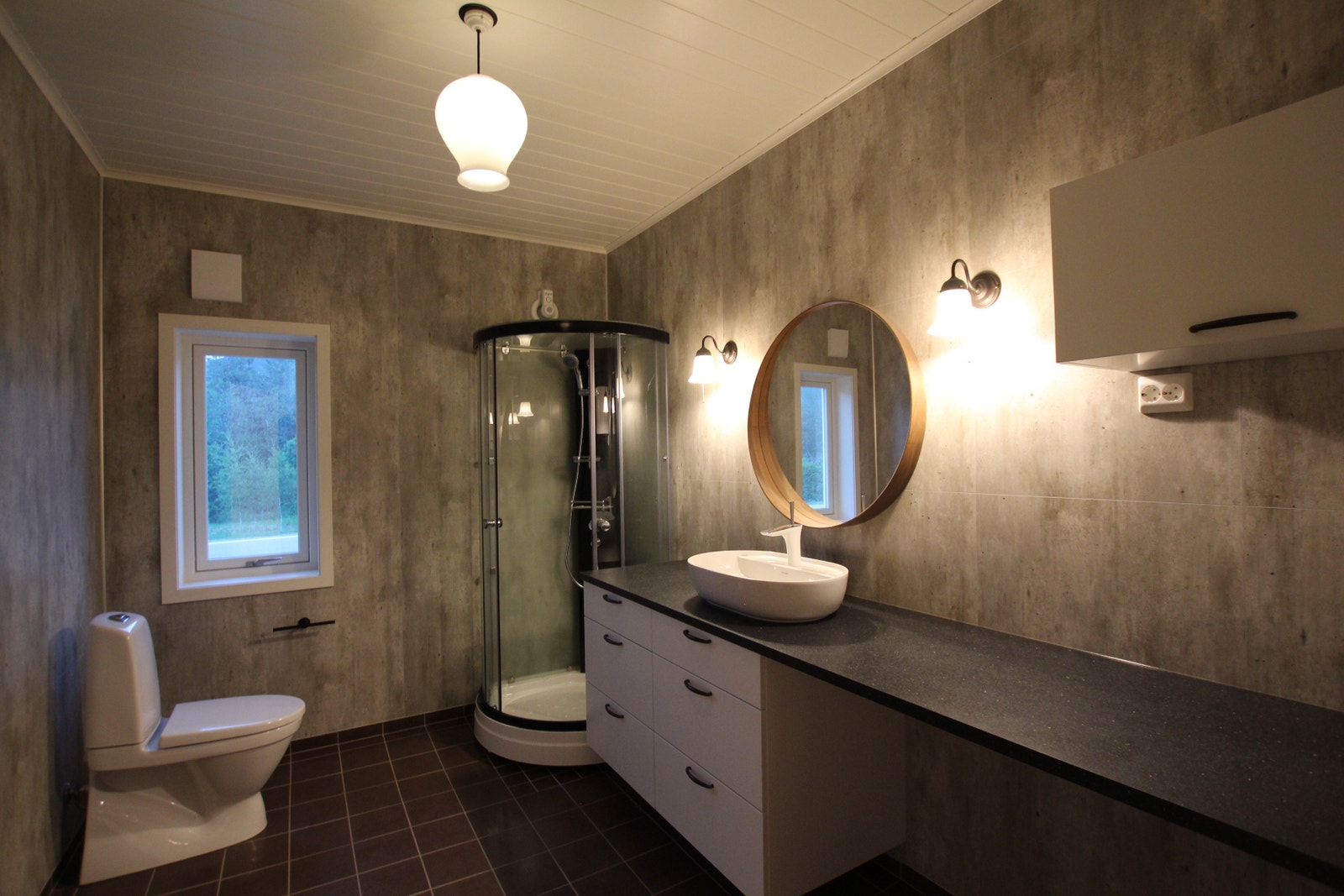 Fossline bad med romslig benk på 245 x 60cm Galleribilde