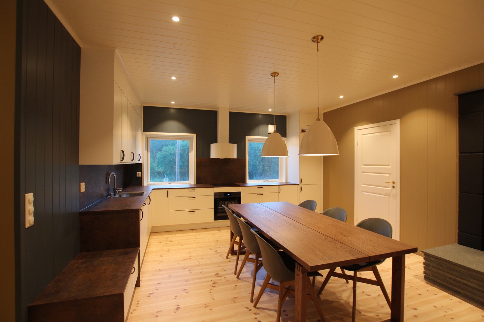 220 x 100cm spisebord / 6 sitteplasser Galleribilde