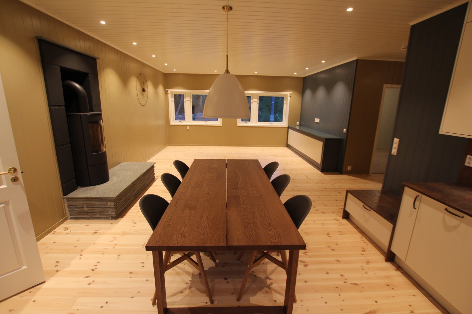 Romslig 220 x 100cm spisebord for 6 pers. Galleribilde