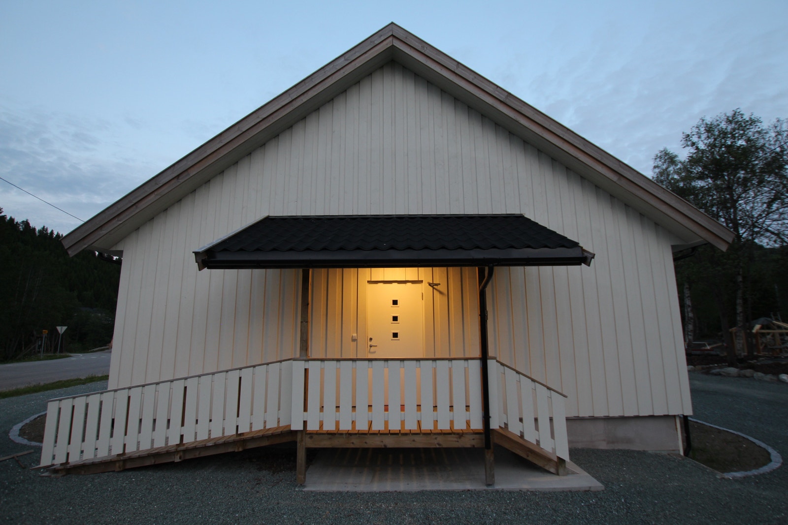 Eget inngangsparti (bilde tatt før plener var sådd) Galleribilde