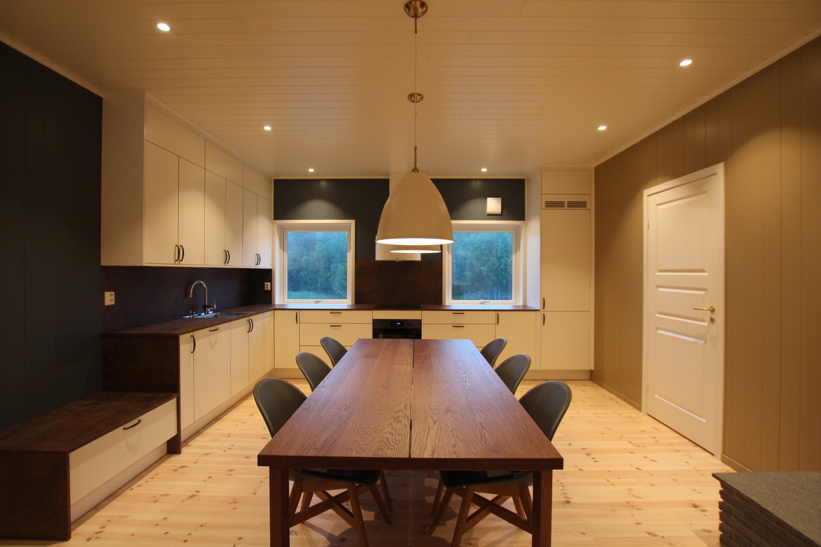 220 x 100cm spisebord / 6 sitteplasser Galleribilde