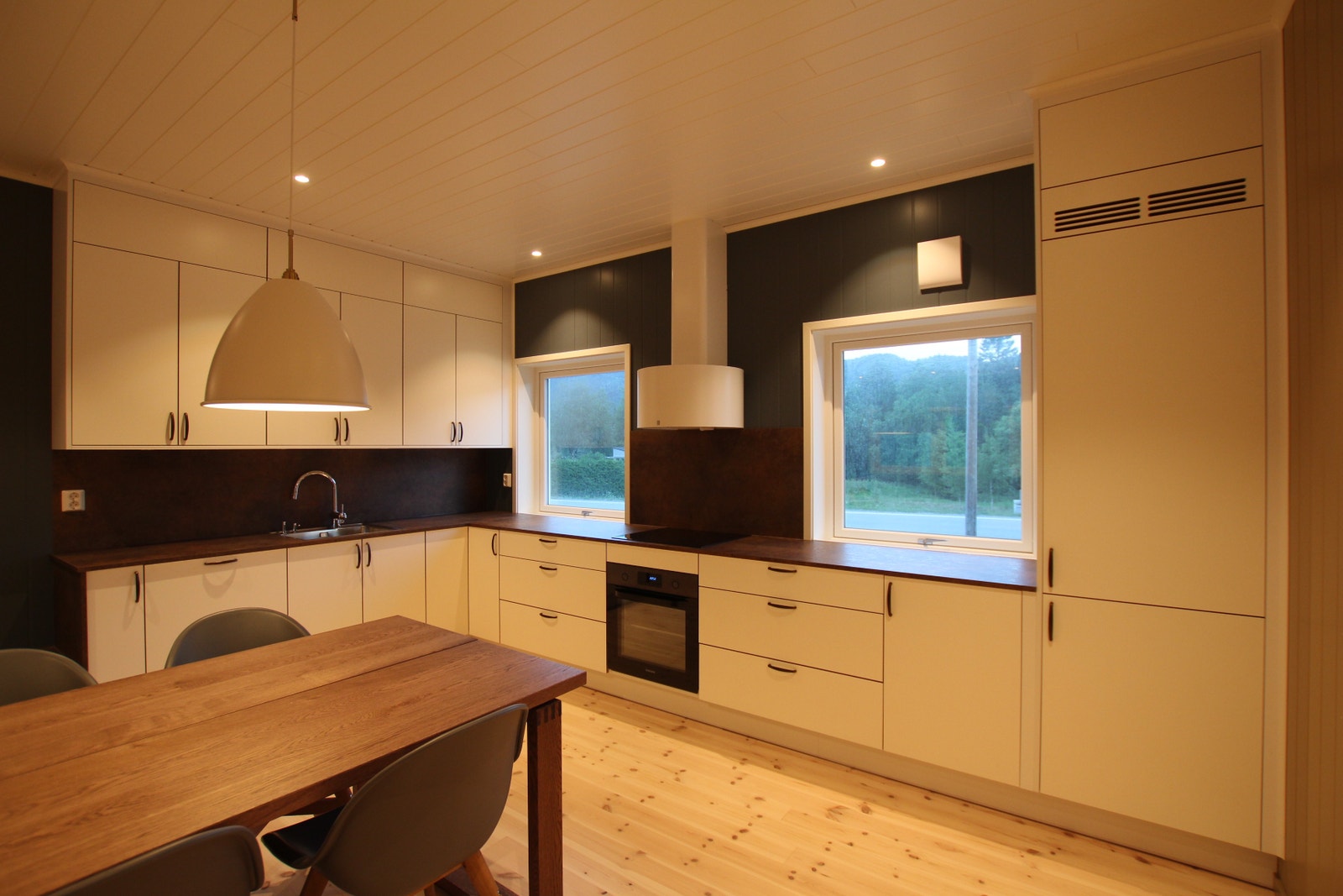 Fossline - Matt hvite fronter med Eik på kanter / tverrsider Galleribilde