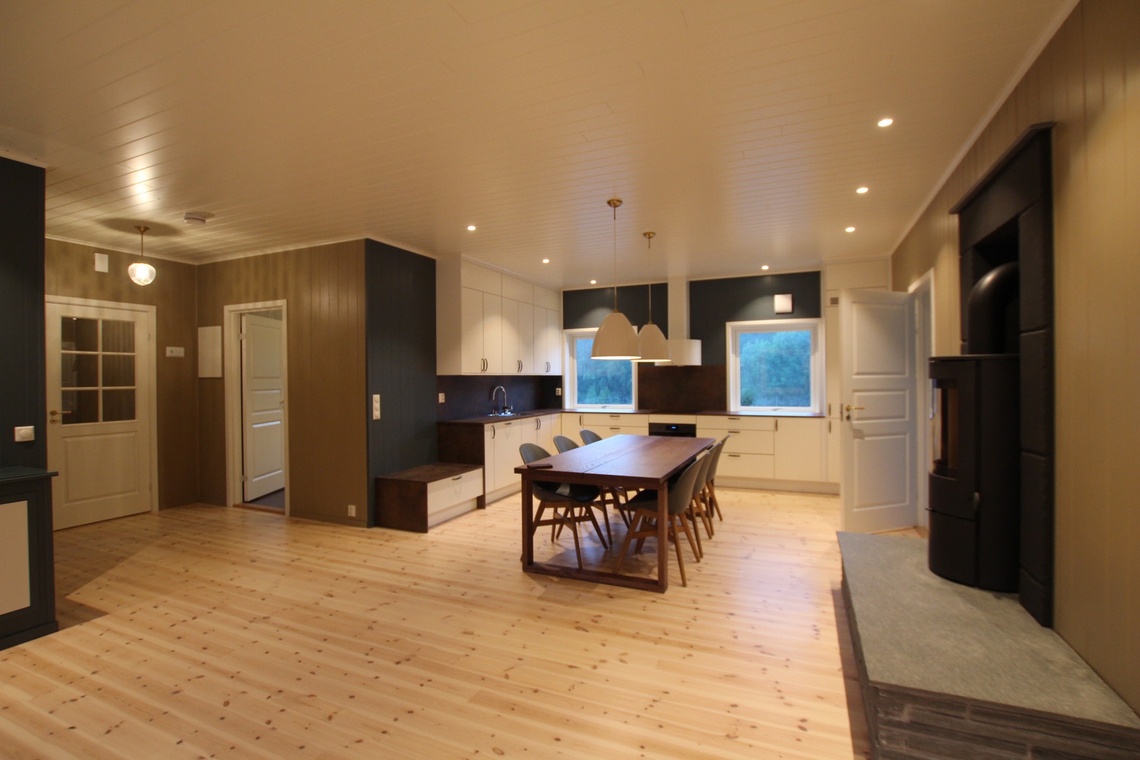 Hevet takhøyde på 265cm gir god romfølelse Galleribilde