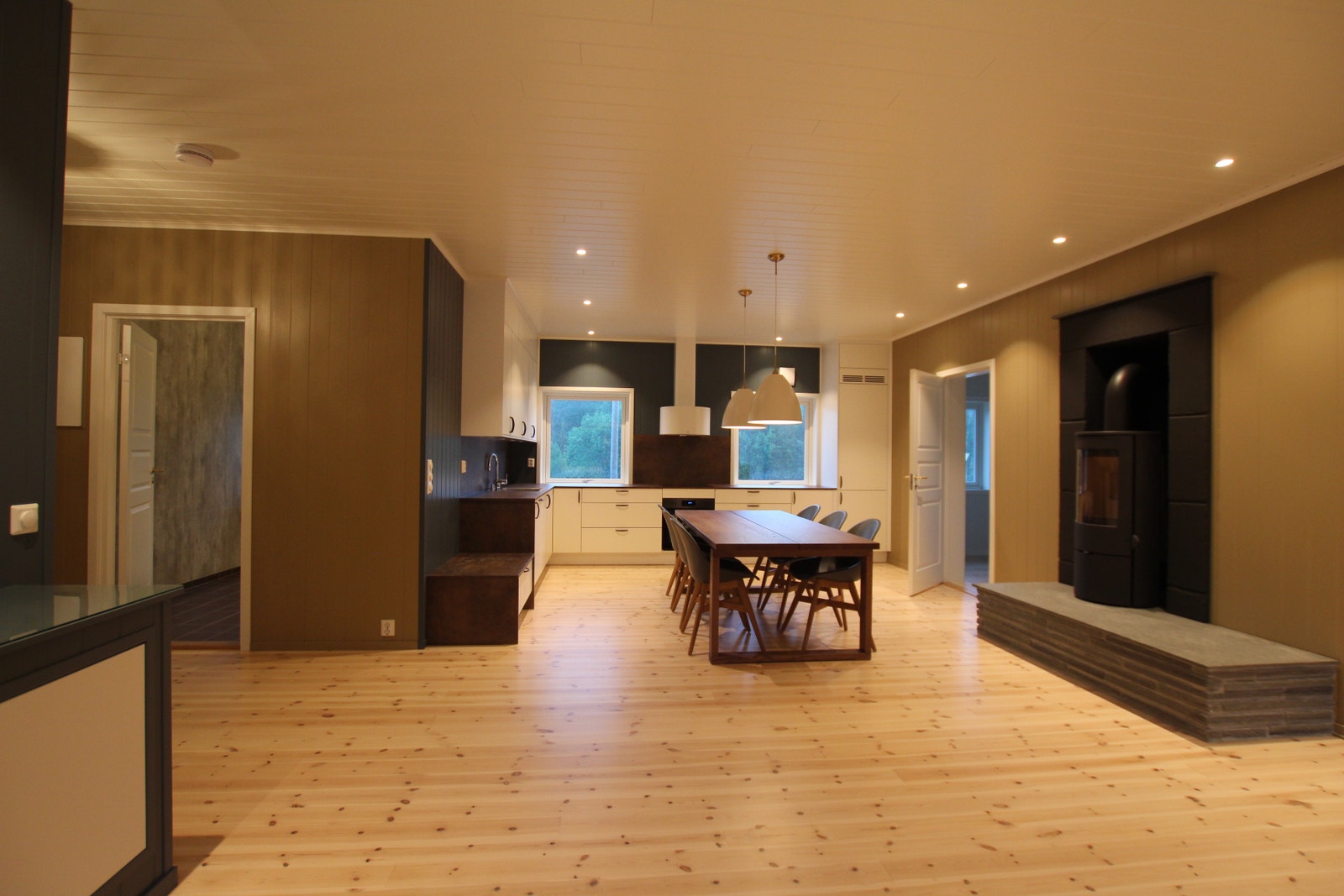 Romslig stue og kjøkken - God atmosfære Galleribilde