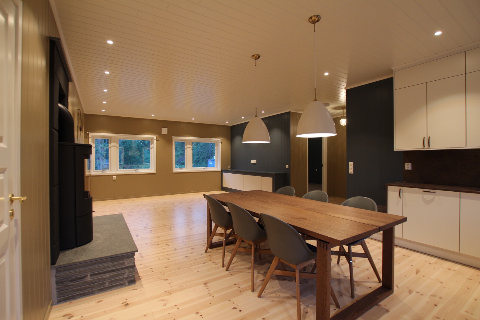 Mye bordplass og fin belysning Galleribilde