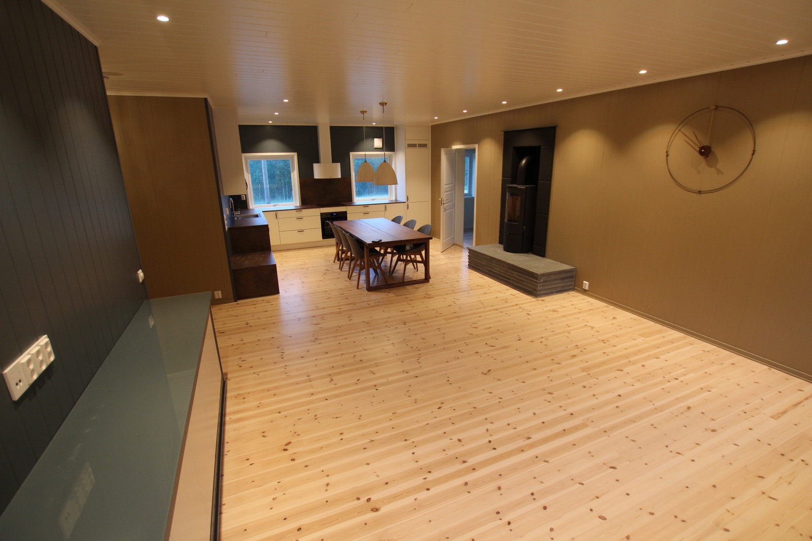 Tv-benk med mye skapplass Galleribilde