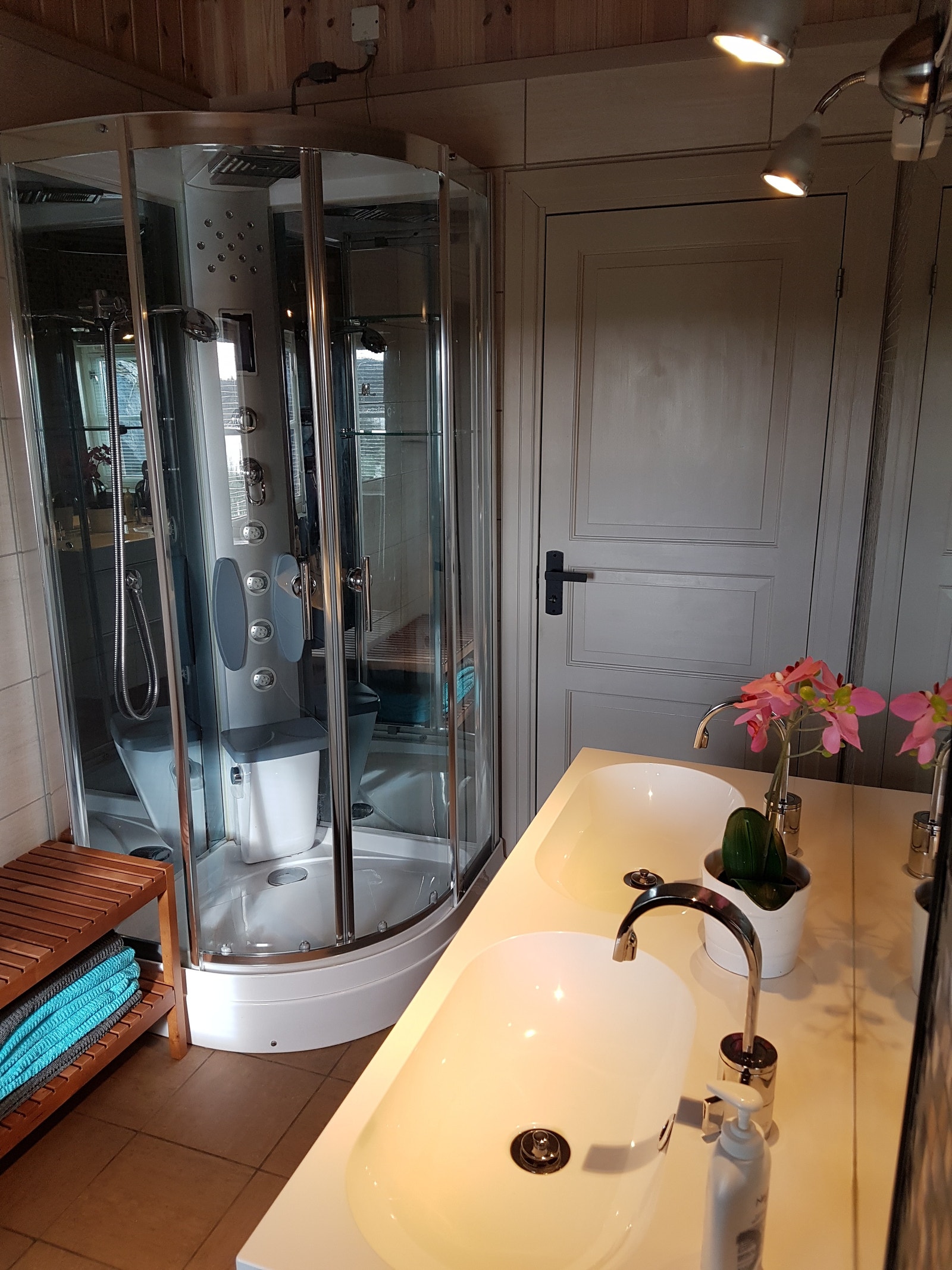 Flott stort bad med eget vaskerom Galleribilde