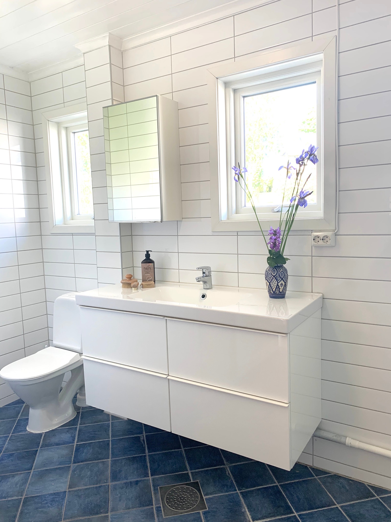 Stort bad med vaskemaskin. Galleribilde