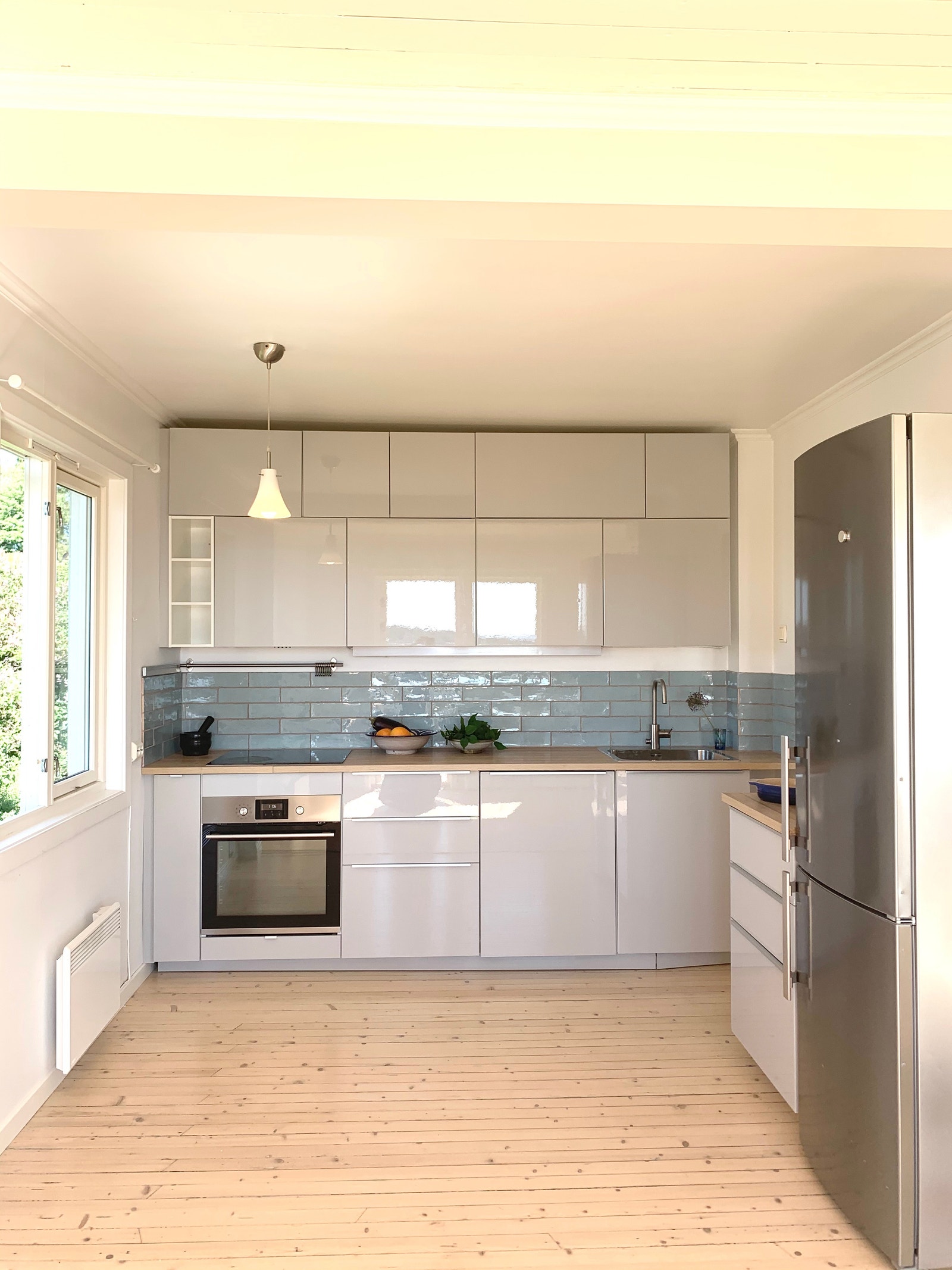 Åpen kjøkkenløsning med hvitevarer. Det er nå møbler med dagens leieboer. Galleribilde