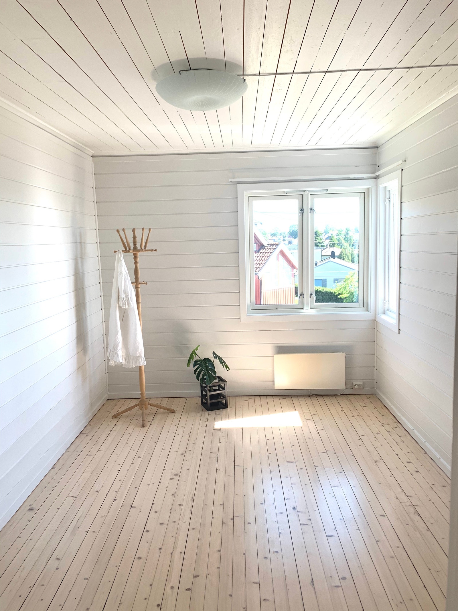 Soverom 1 med plass til dobbelseng og garderobe. Galleribilde