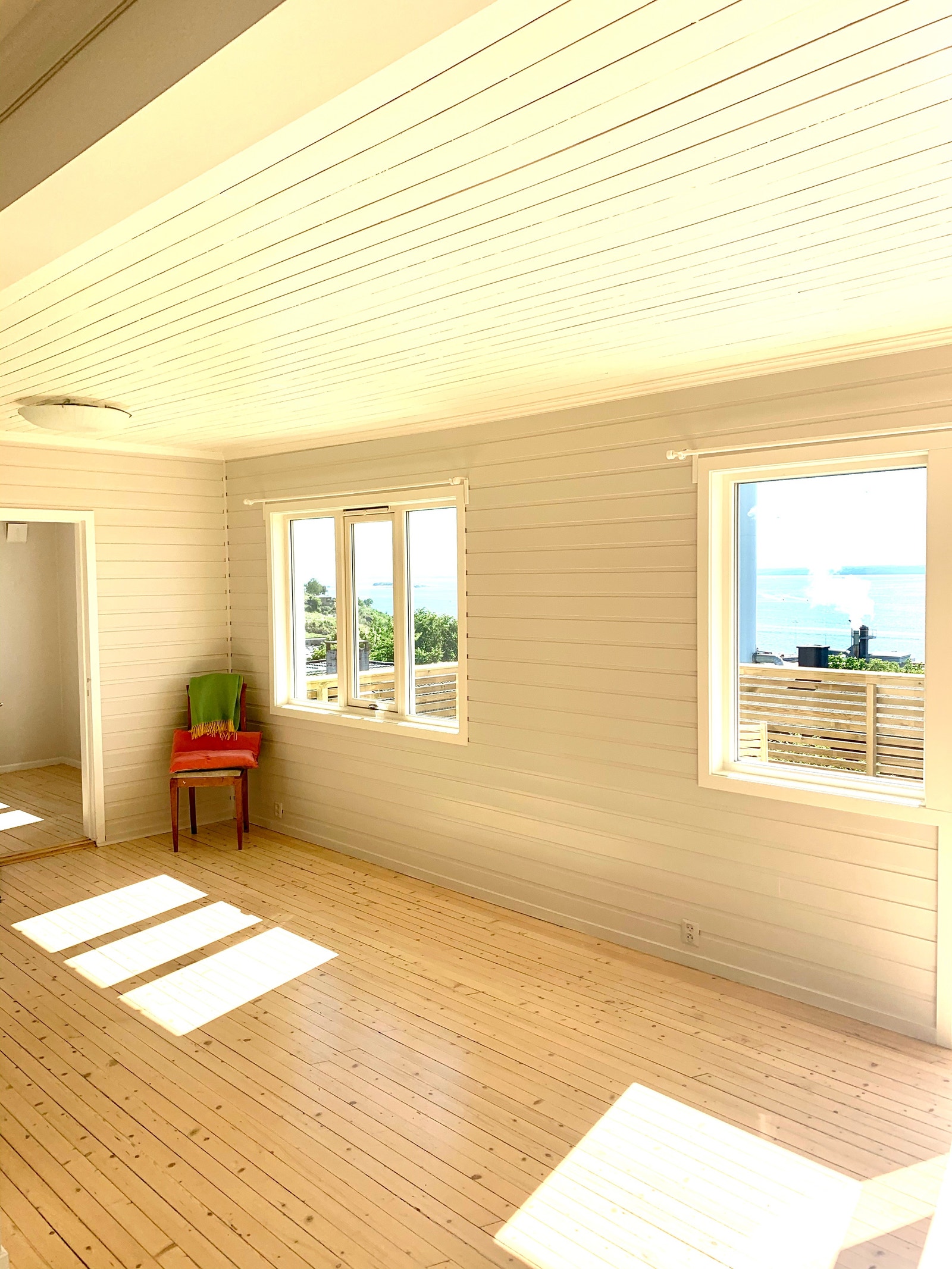 Stor åpen stue med mye lys og utsikt. ( muligheter for å montere opp 2 panelovner om ønskelig). Det er i dag møbler med dagens leieboer. Galleribilde