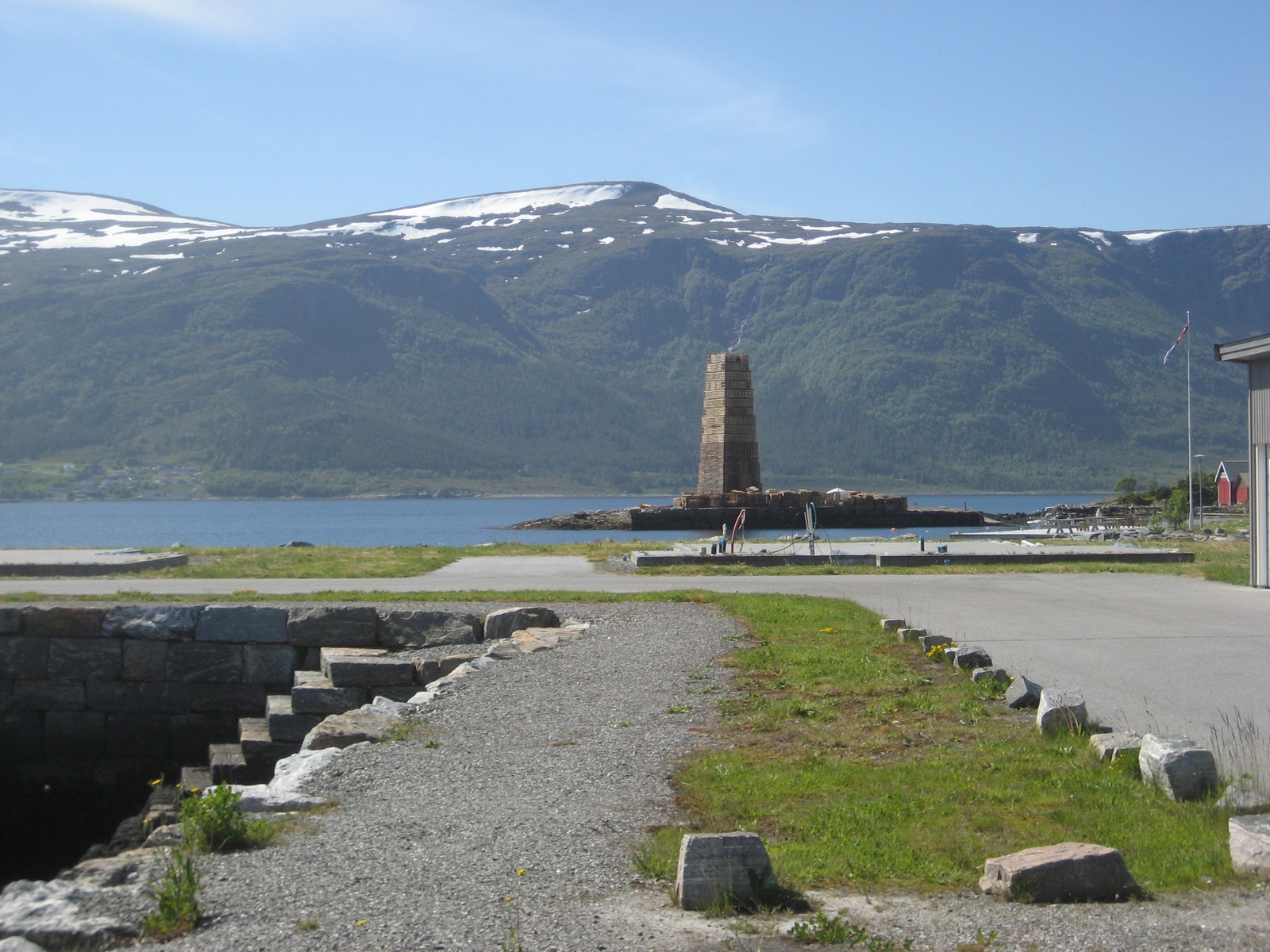 Steintrapp til sjøsiden/båtplass Galleribilde