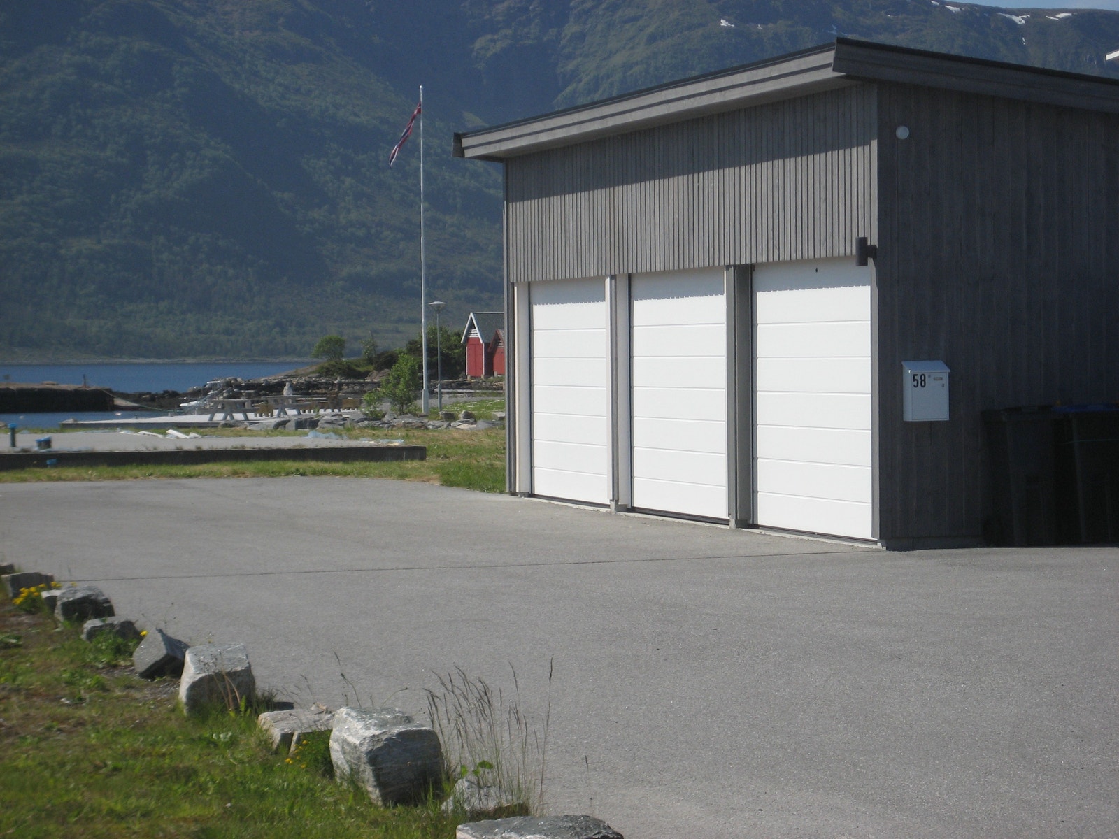 Garasje med bod Galleribilde