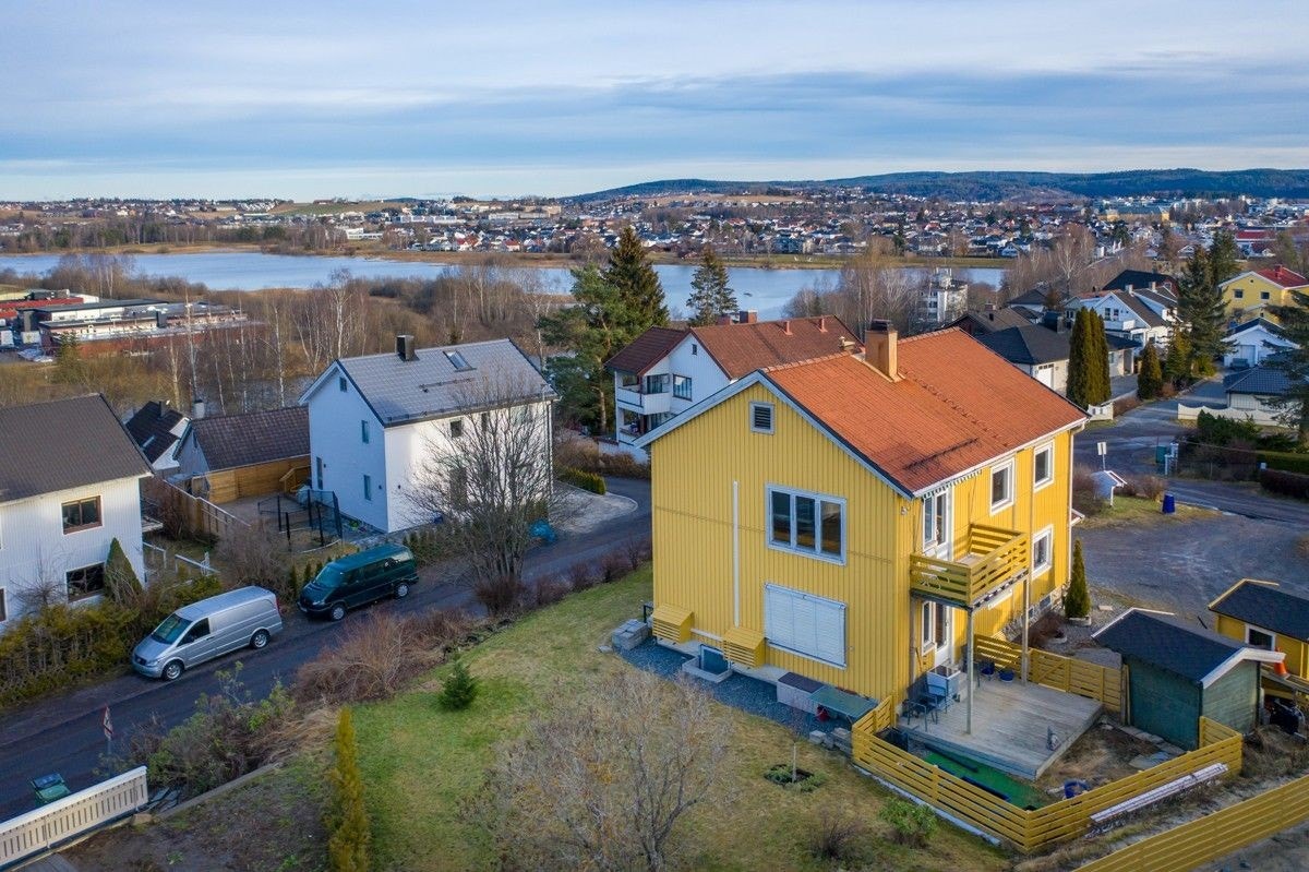 Tomannsboligen ligger luftig i terrenget med nydelig utsikt over Nitelva og Lillestrøm Galleribilde