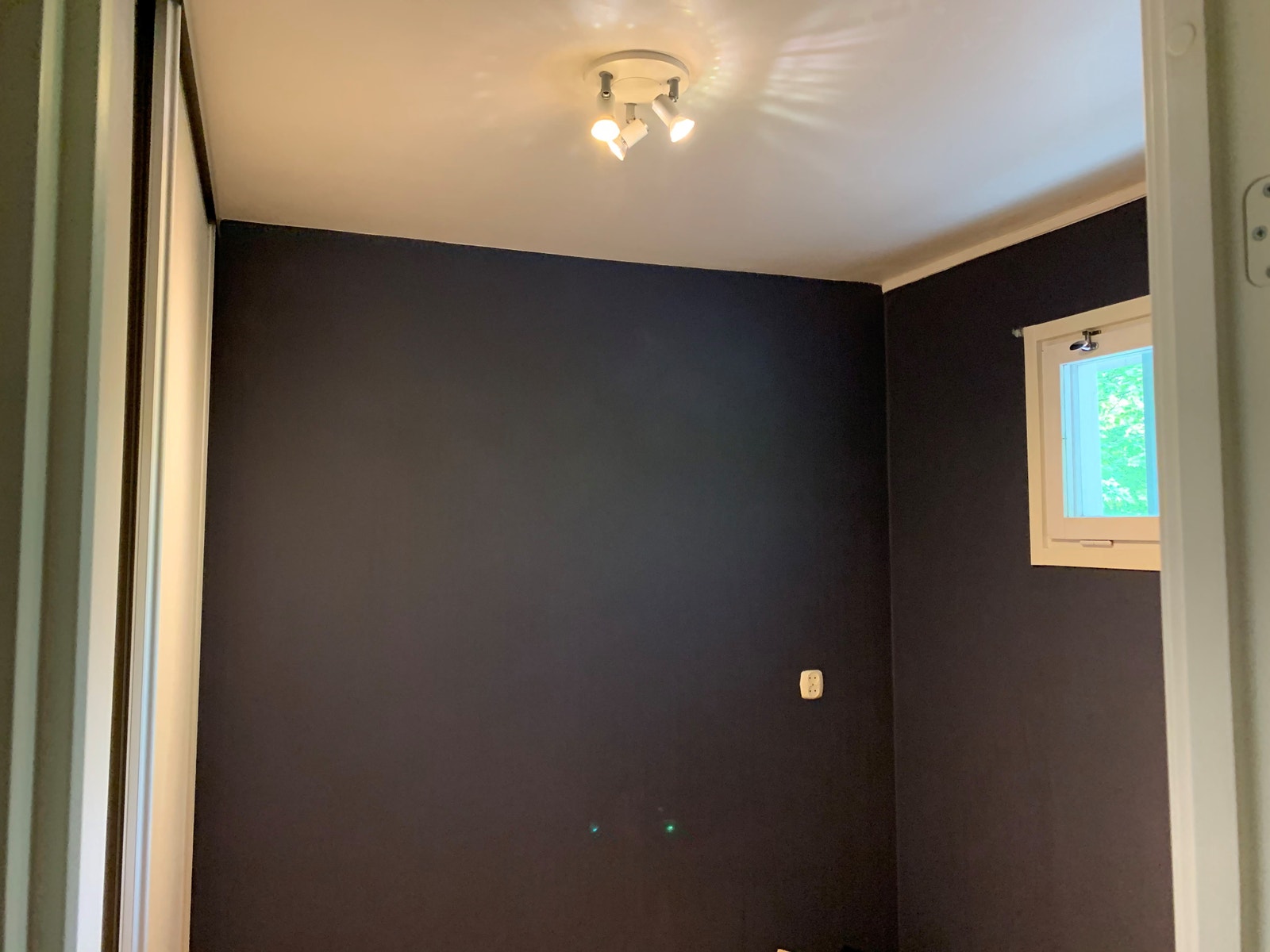 Soverom med plass til smal dobbeltseng Galleribilde