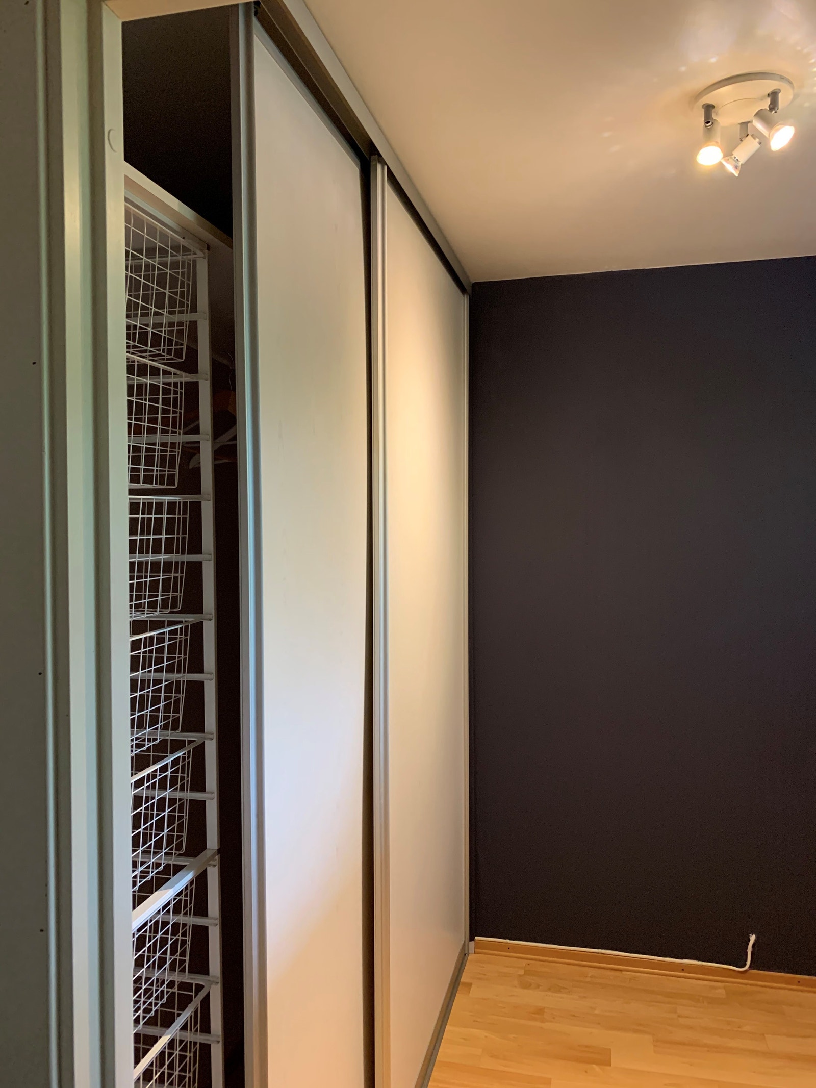 Soverom med skyvedørsgarderobe Galleribilde