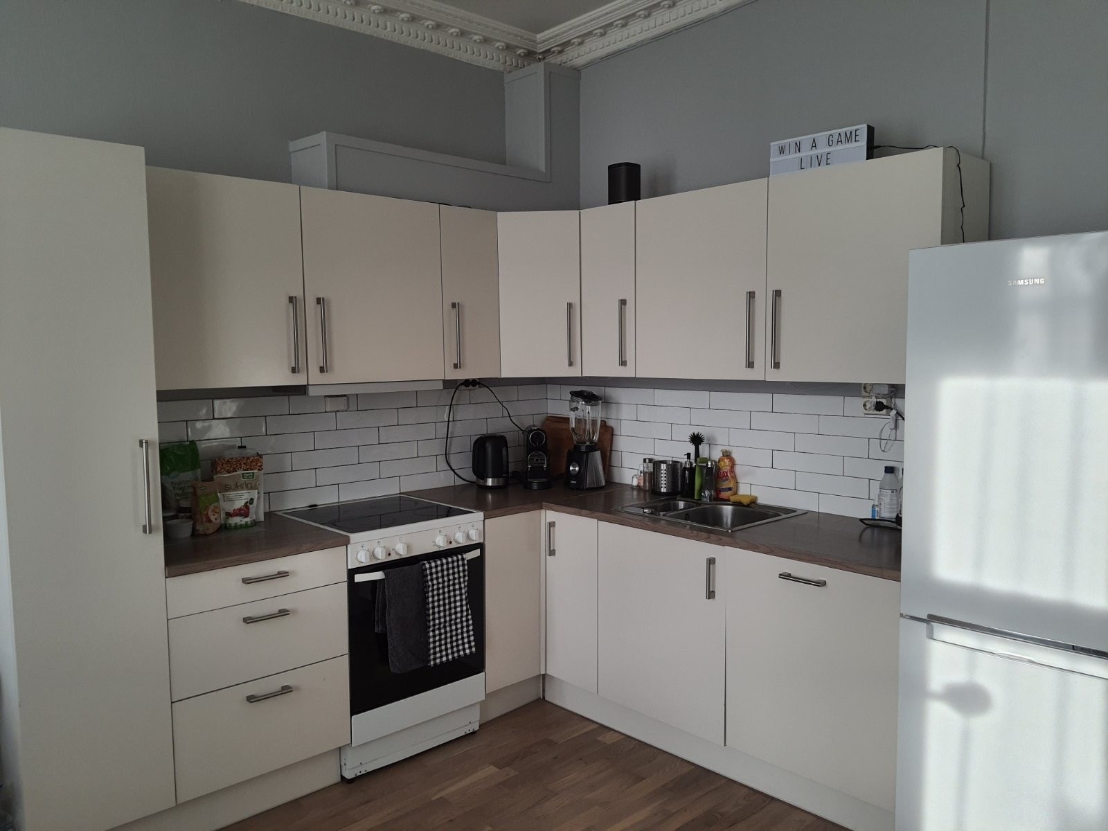 Kjøkken m/oppvaskmaskin. Ovn,platetopp,ventilator,kjøleskap Galleribilde