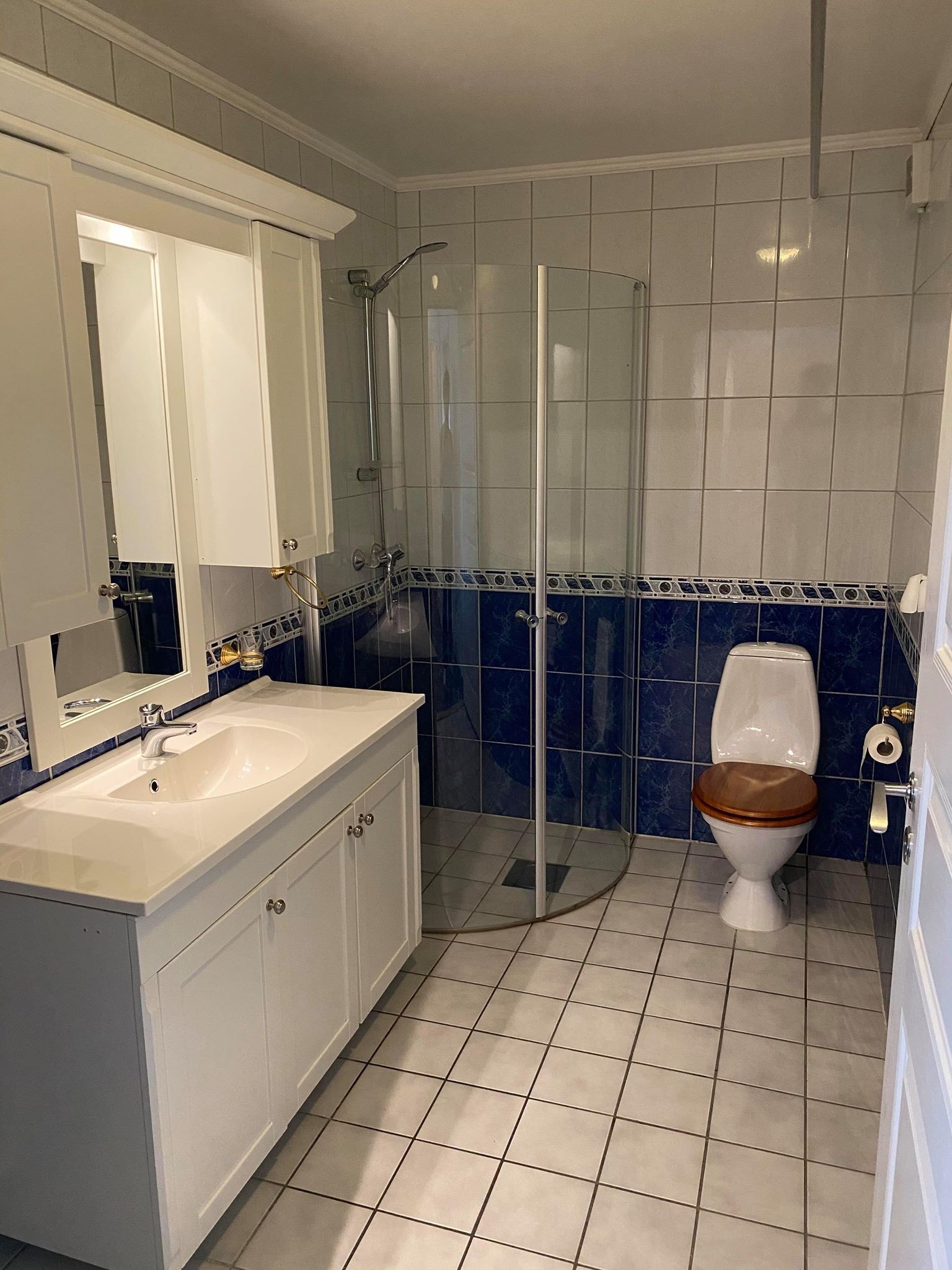 Flislagt bad med dusjhjørne Galleribilde