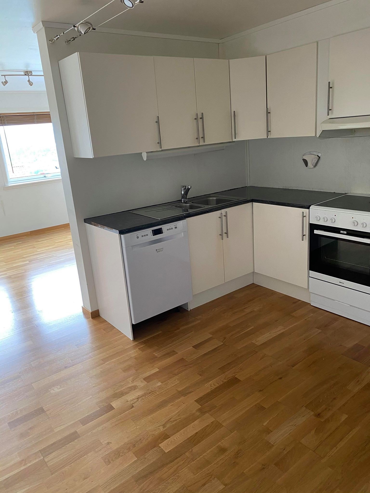 Moderne kjøkken med hvitevarer Galleribilde