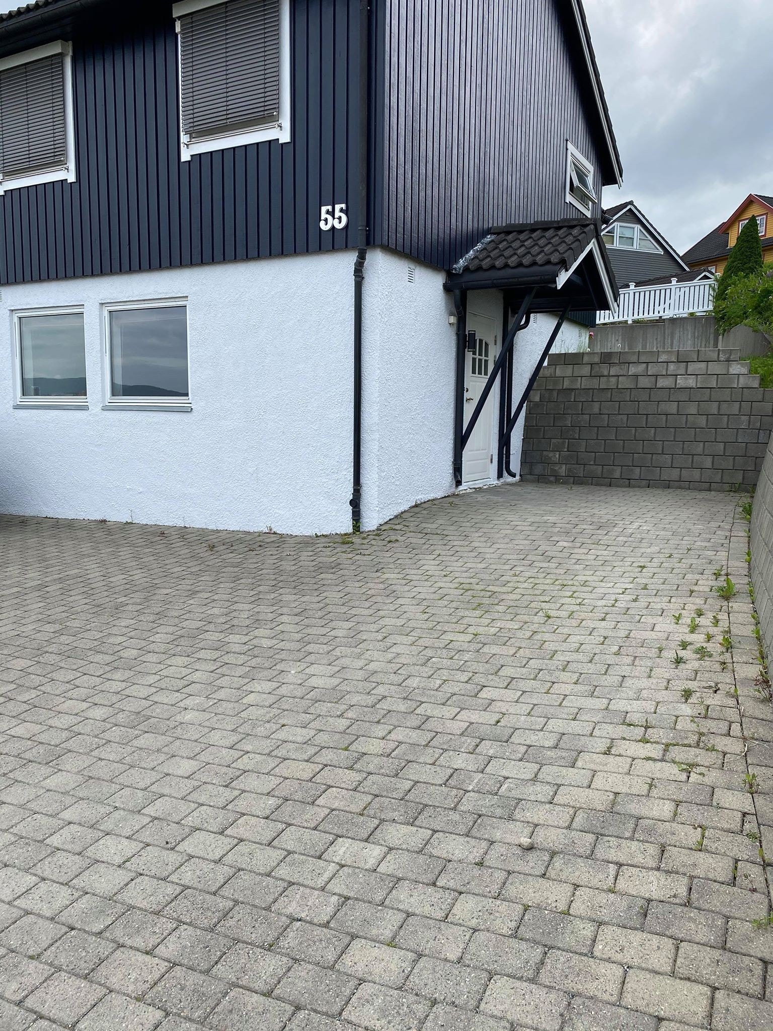 Inngangsparti med egen parkeringsplass rett ved inngang Galleribilde