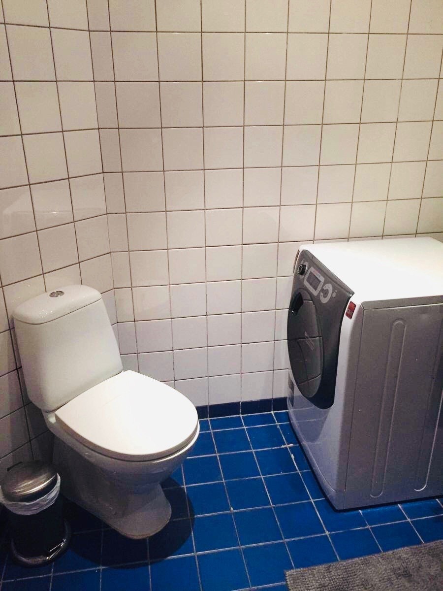 Bathroom - with washing machine Galleribilde