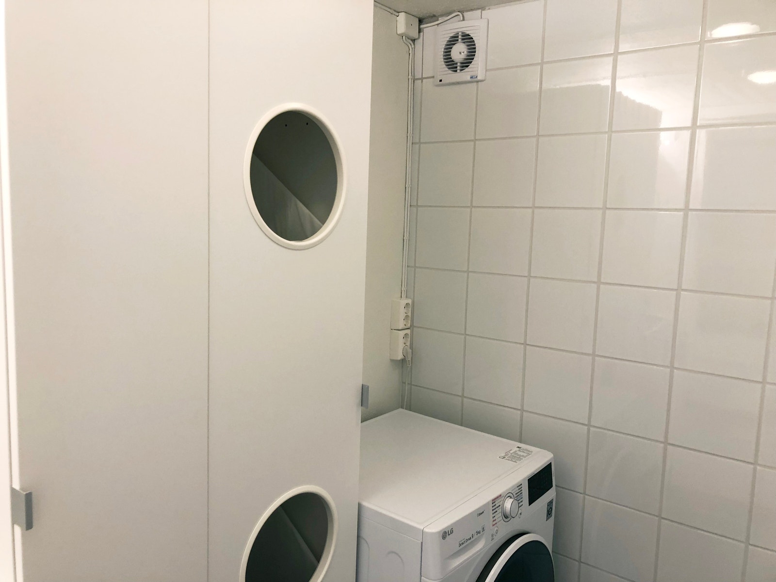 Bad med vaskemaskin/tørketrommel og skittentøys-sortering Galleribilde