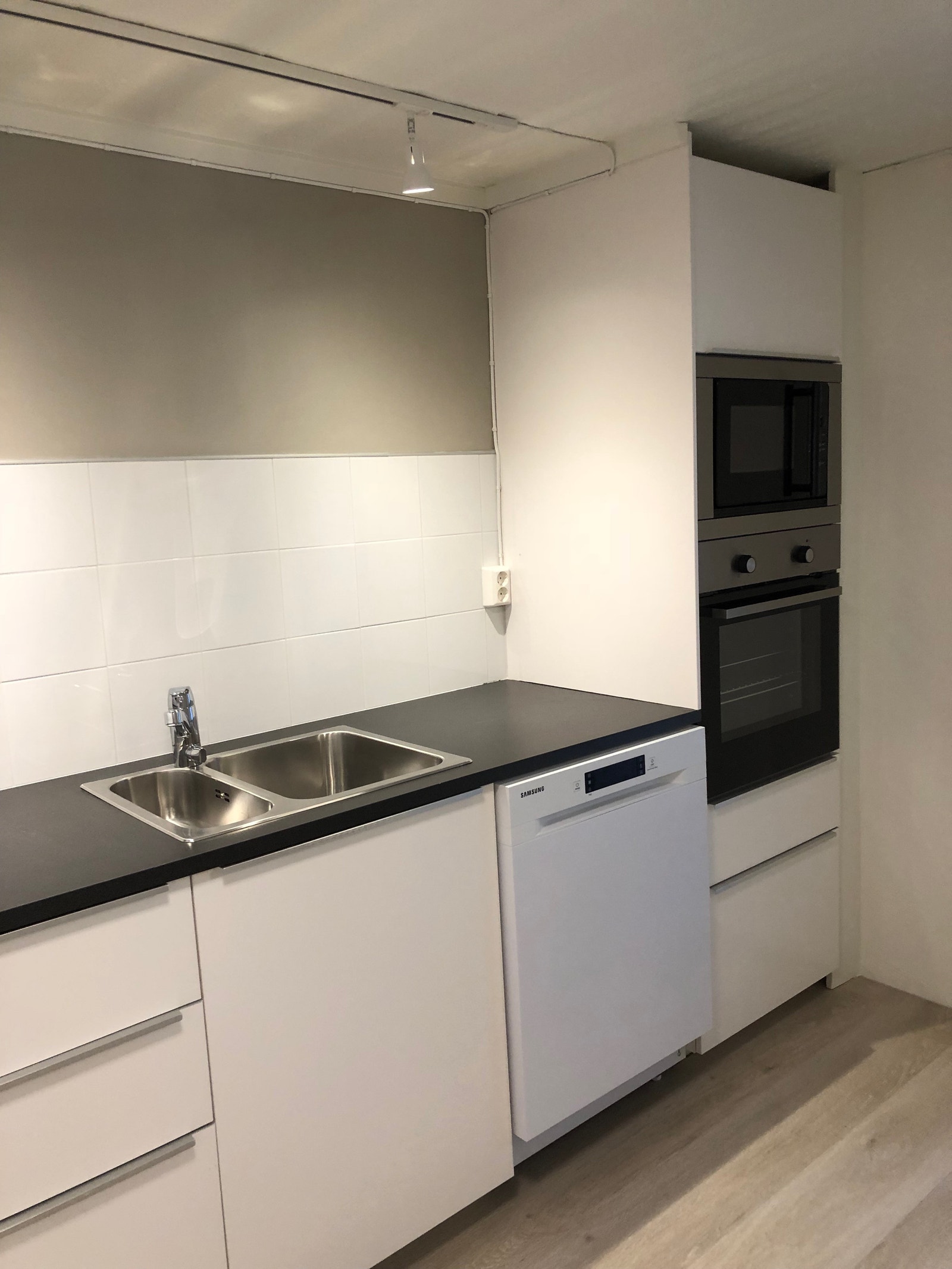 Kjøkken med oppvaskmaskin, stekeovn, micro, platetopp og kjøleskap/fryser Galleribilde