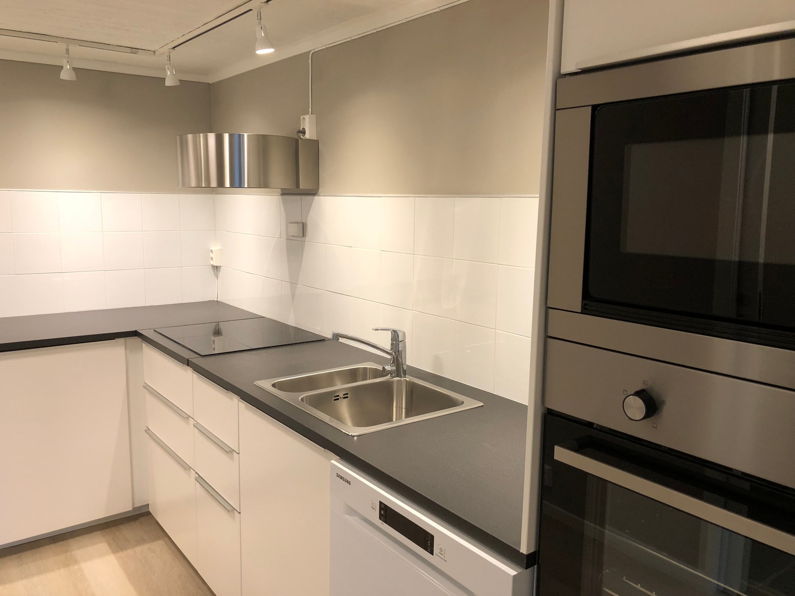 Romslig kjøkken med alle hvitevarer Galleribilde