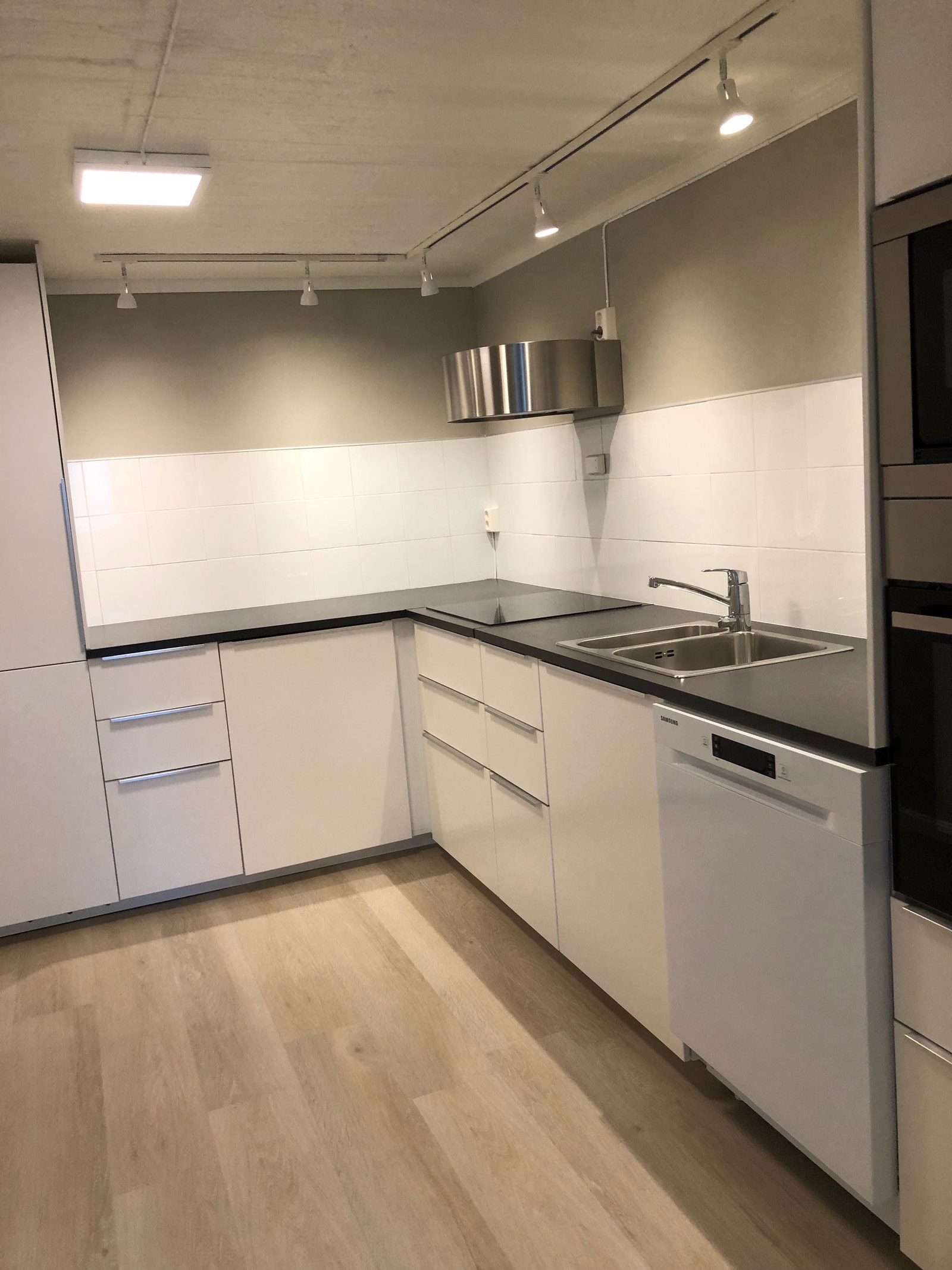 Kjøkken med rikelig skapplass Galleribilde